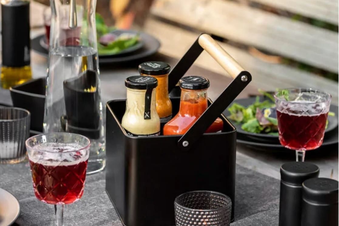 Im Garten essen: Lidl hat jetzt einen praktischen Utensilienkorb im Angebot.