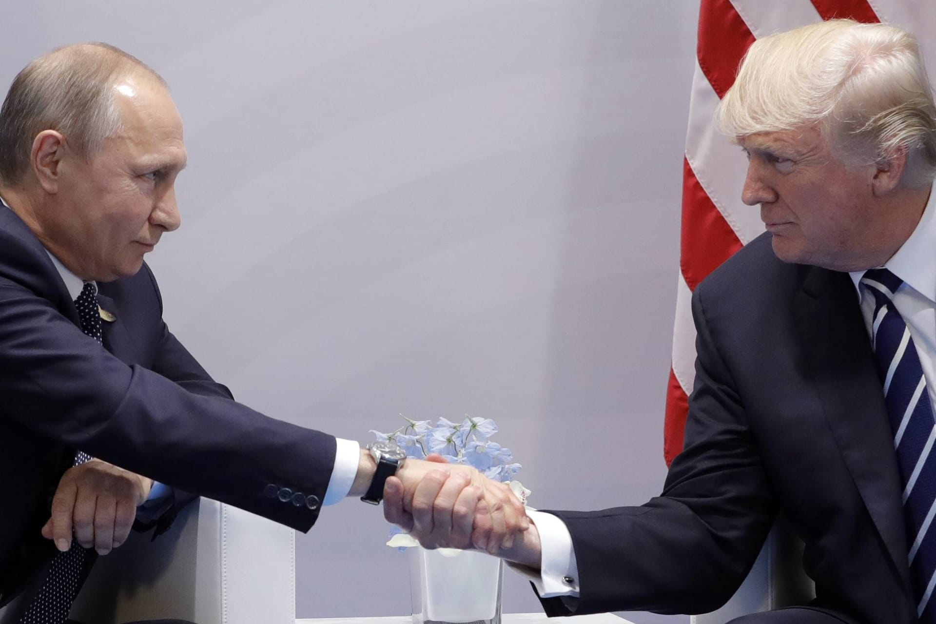 Wladimir Putin und Donald Trump beim G20-Gipfel in Hamburg 2017 (Archivbild): Das Zusammentreffen am Freitag findet auf einer Militärbasis in Alaska statt.