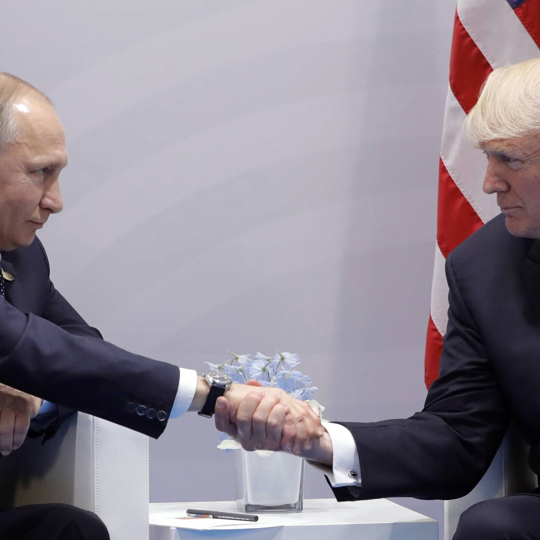 Wladimir Putin und Donald Trump beim G20-Gipfel in Hamburg 2017 (Archivbild): Das Zusammentreffen am Freitag findet auf einer Militärbasis in Alaska statt.