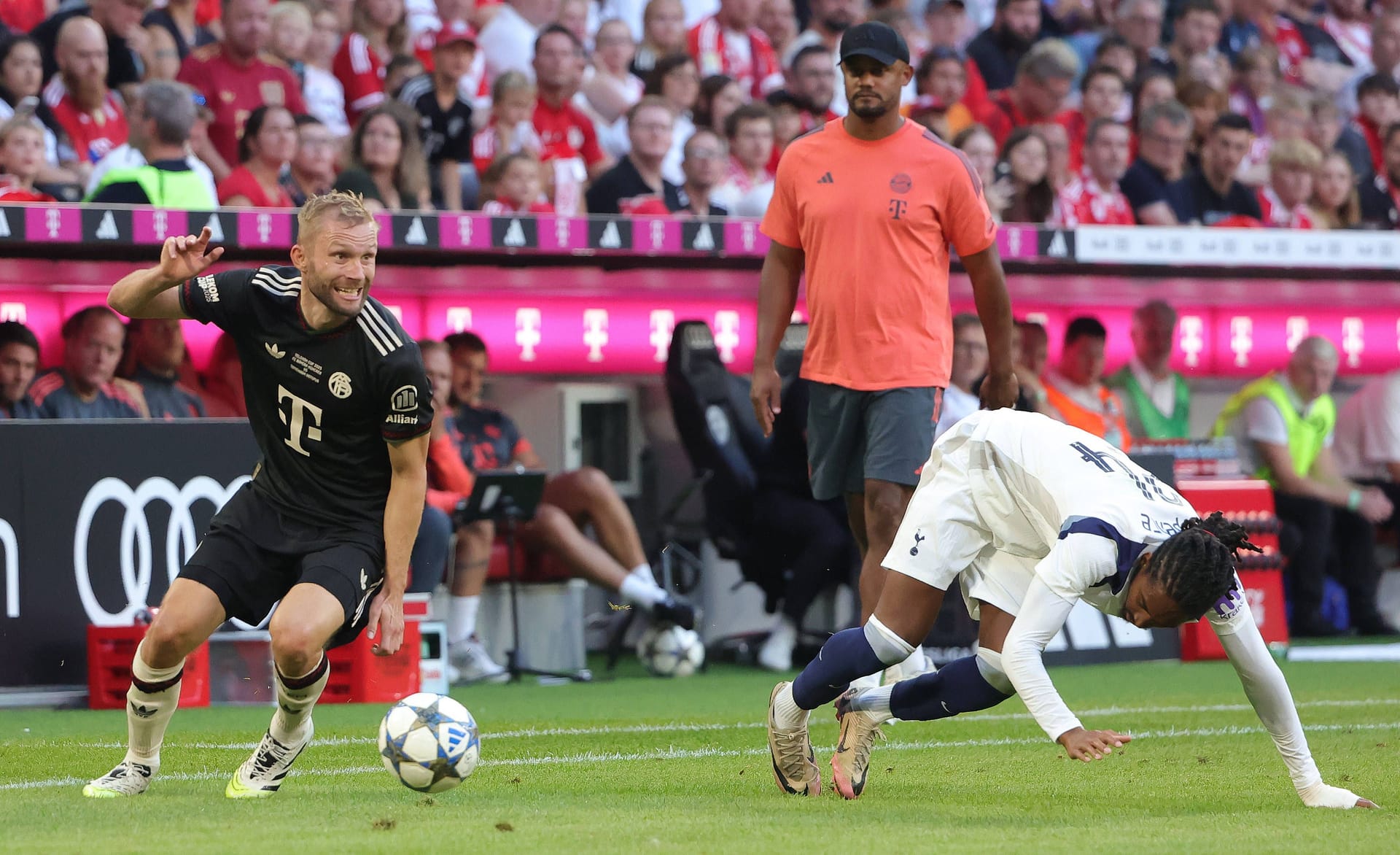 Konrad Laimer (l.): Der Österreicher behauptet sich im Duell mit Djed Spence (r.), Chefcoach Vincent Kompany schaut ihm dabei zu.