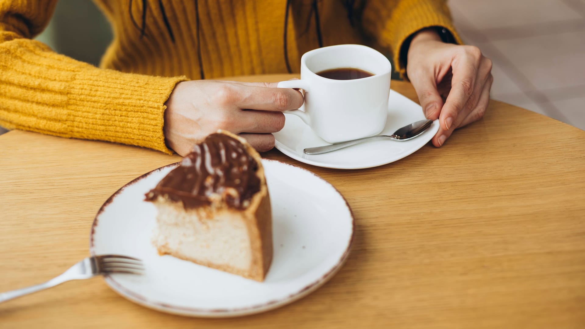 Frau mit Kaffee und Kuchen (Symbolbild): Das Café eröffnet in wenigen Wochen.