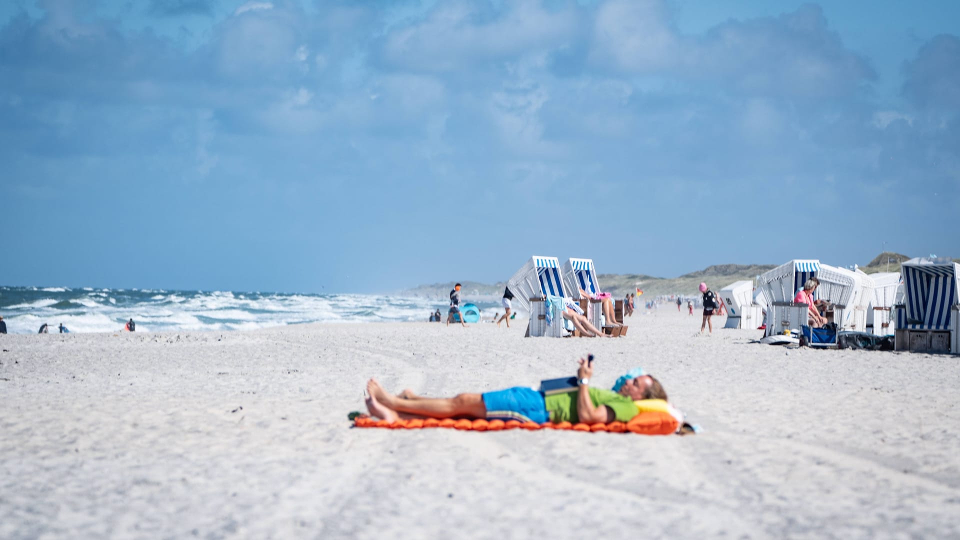 Strandszene in Kampen während der Hochsaison: Das Wetter verwöhnt den Norden Deutschlands, während für den Rest der Republik eine Hitzewarnung gilt.