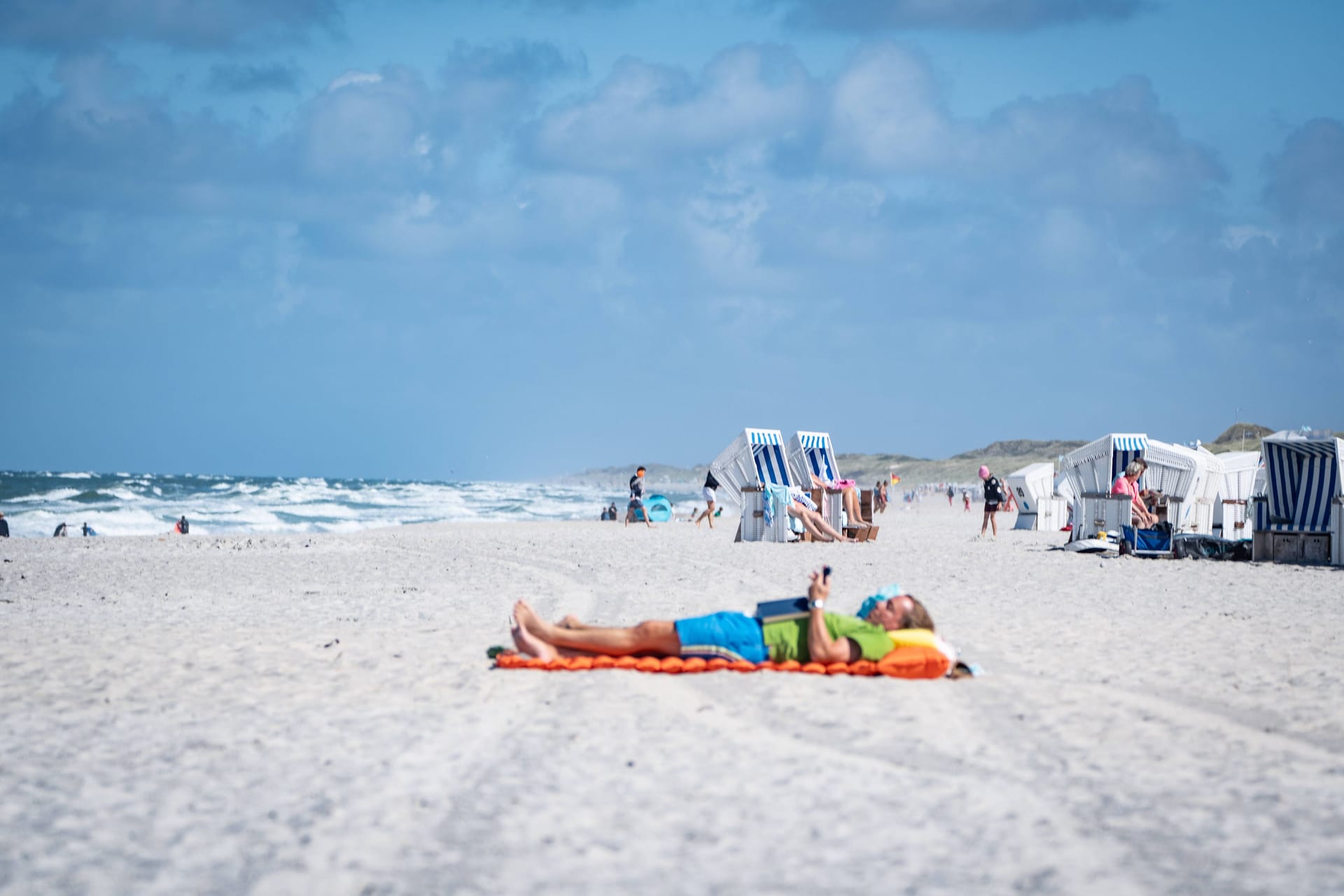 Strandszene in Kampen während der Hochsaison: Das Wetter verwöhnt den Norden Deutschlands, während für den Rest der Republik eine Hitzewarnung gilt.