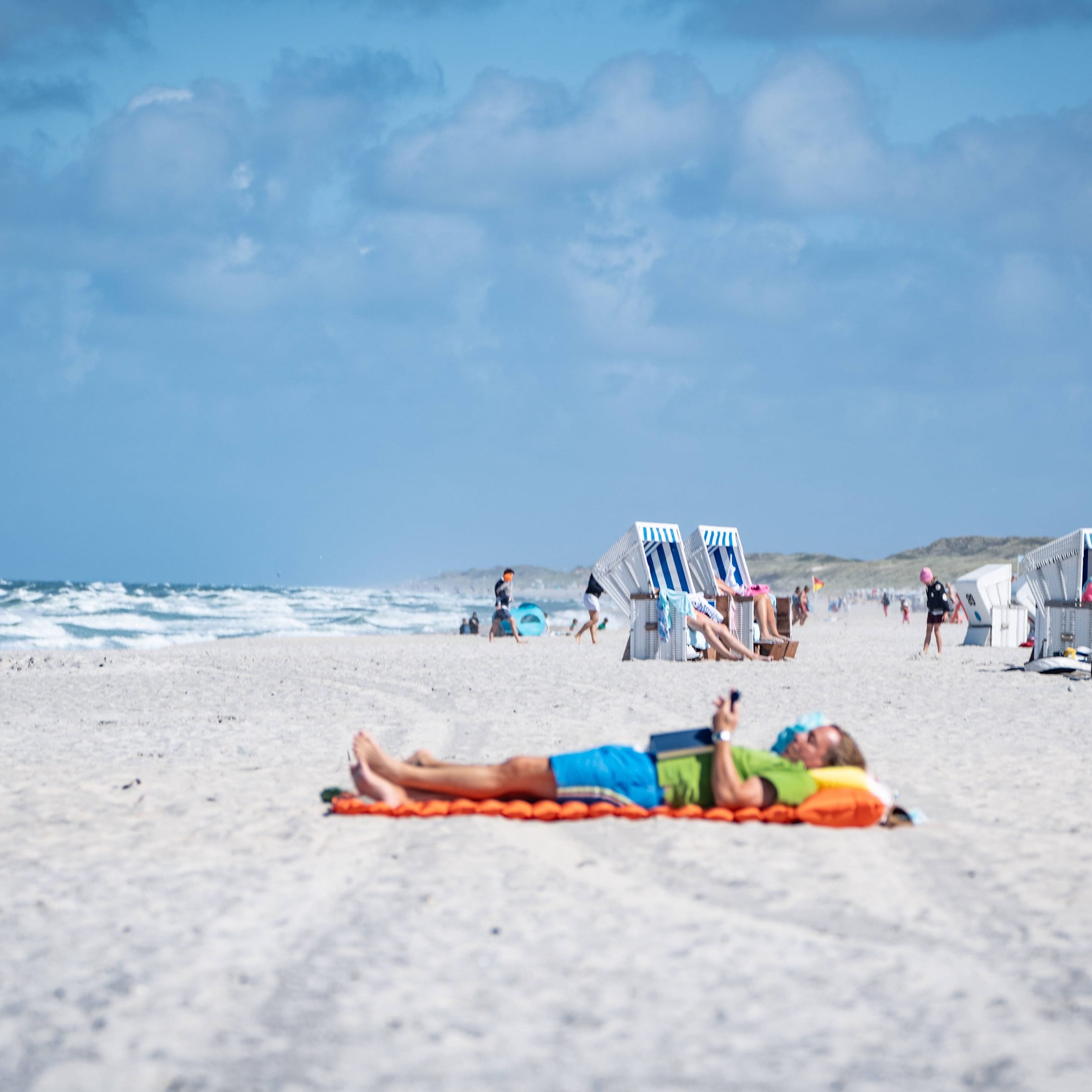 Strandszene in Kampen während der Hochsaison: Das Wetter verwöhnt den Norden Deutschlands, während für den Rest der Republik eine Hitzewarnung gilt.