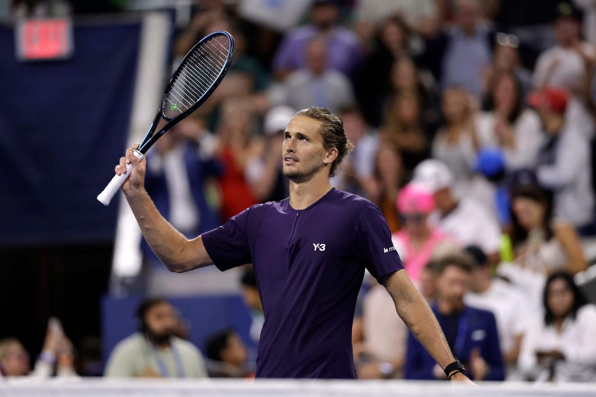 Alexander Zverev bedankt sich nach dem Sieg im Vorrundenspiel bei den US Open.
