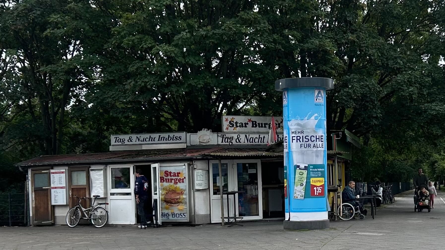 Der Imbiss an der Kreuzung Ostseestraße/Prenzlauer Allee: Neben dem "Raucher-Salon" steht ein kleiner Verkaufsraum mit Küche. Der Imbiss an der Kreuzung Ostseestraße/Prenzlauer Allee: Neben dem "Raucher-Salon" steht ein kleiner Verkaufsraum mit Küche.