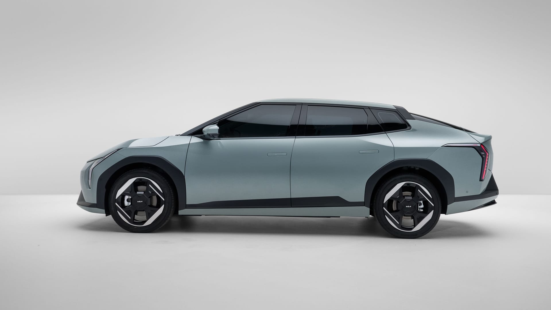 EV4 Fastback: Die Limousine ist etwas länger und wird in Korea gebaut.