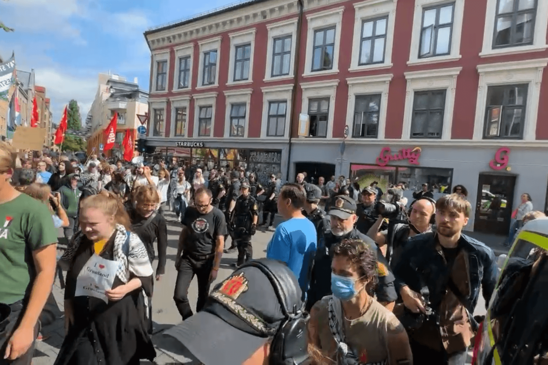 Nicht willkommen; In dem Stadtviertel Grønland, in dem viele Menschen mit Migrationshintergrund leben, wartete Protest auf Lena Kotré und rechte einheimische Politiker.