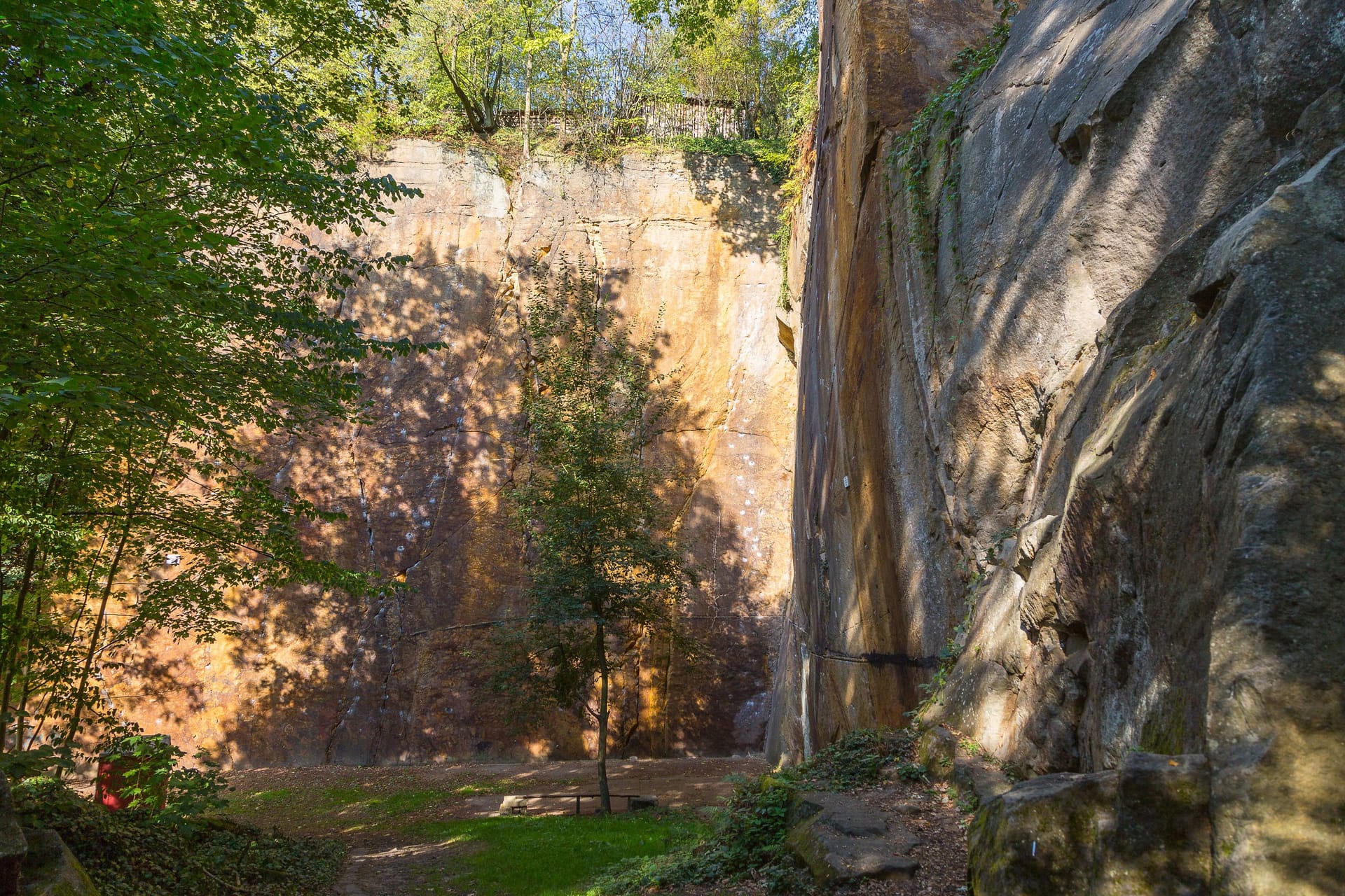 Felswand aus Sandstein im Klettergarten Liebethaler Grund (Archivbild): Für einen Mann kam nach dem Absturz jede Hilfe zu spät.