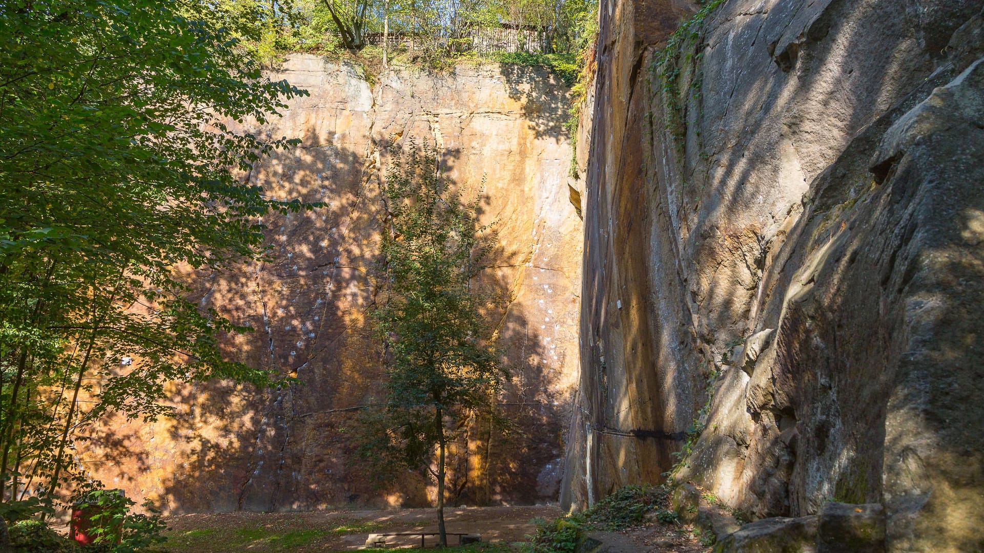Felswand aus Sandstein im Klettergarten Liebethaler Grund (Archivbild): Für einen Mann kam nach dem Absturz jede Hilfe zu spät.