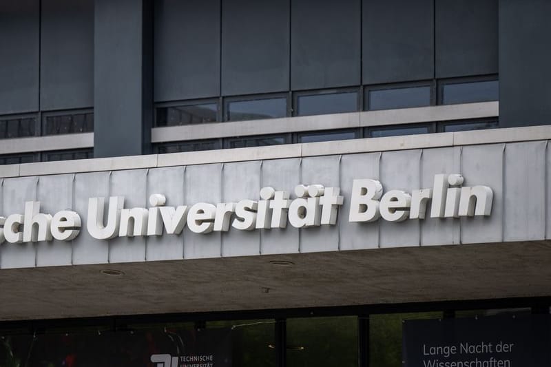 Die Fassade der Berliner TU (Archivbild): Feuerwehrleute mussten zu einem Chemie-Einsatz anrücken.