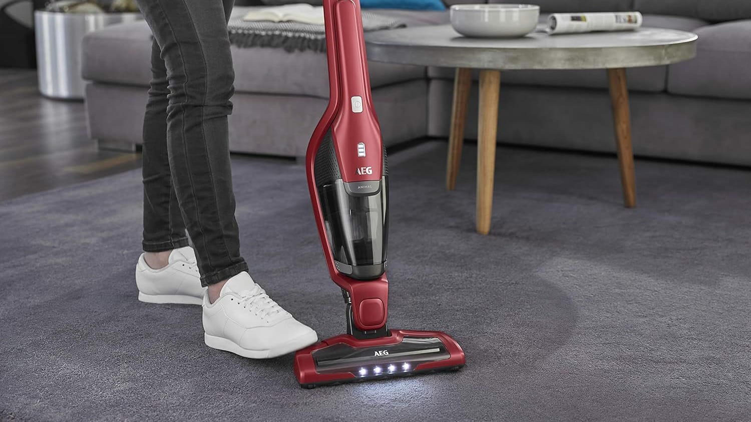 Der AEG-Akkustaubsauger hat eine selbstreinigende Bürstenrolle. Der AEG-Akkustaubsauger hat eine selbstreinigende Bürstenrolle.