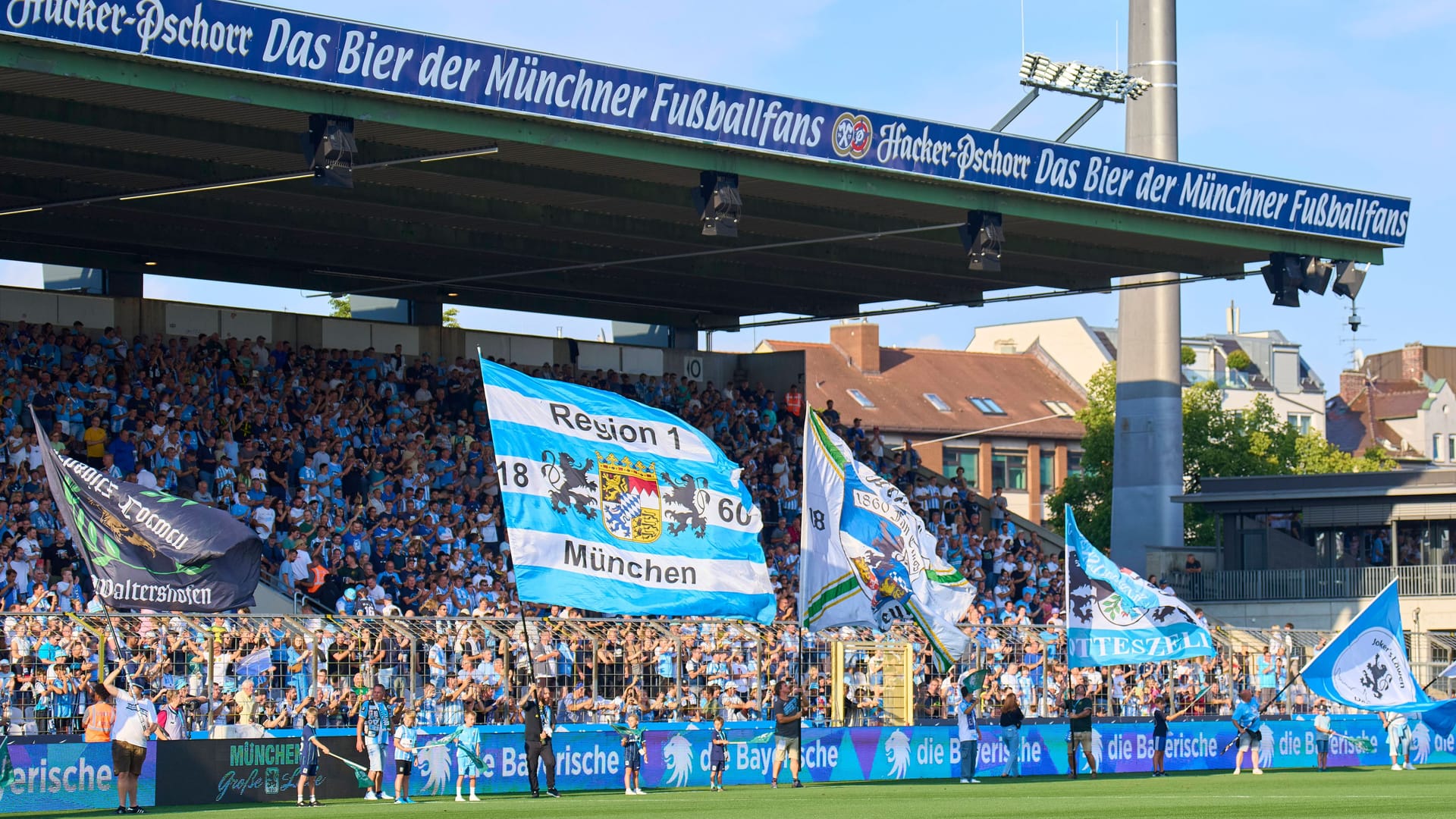 Blick auf die Stehhalle im Grünwalder Stadion (Archivbild): Auch in der neuen Spielzeit wird bei den "Löwen" weiter Hacker-Pschorr ausgeschenkt.