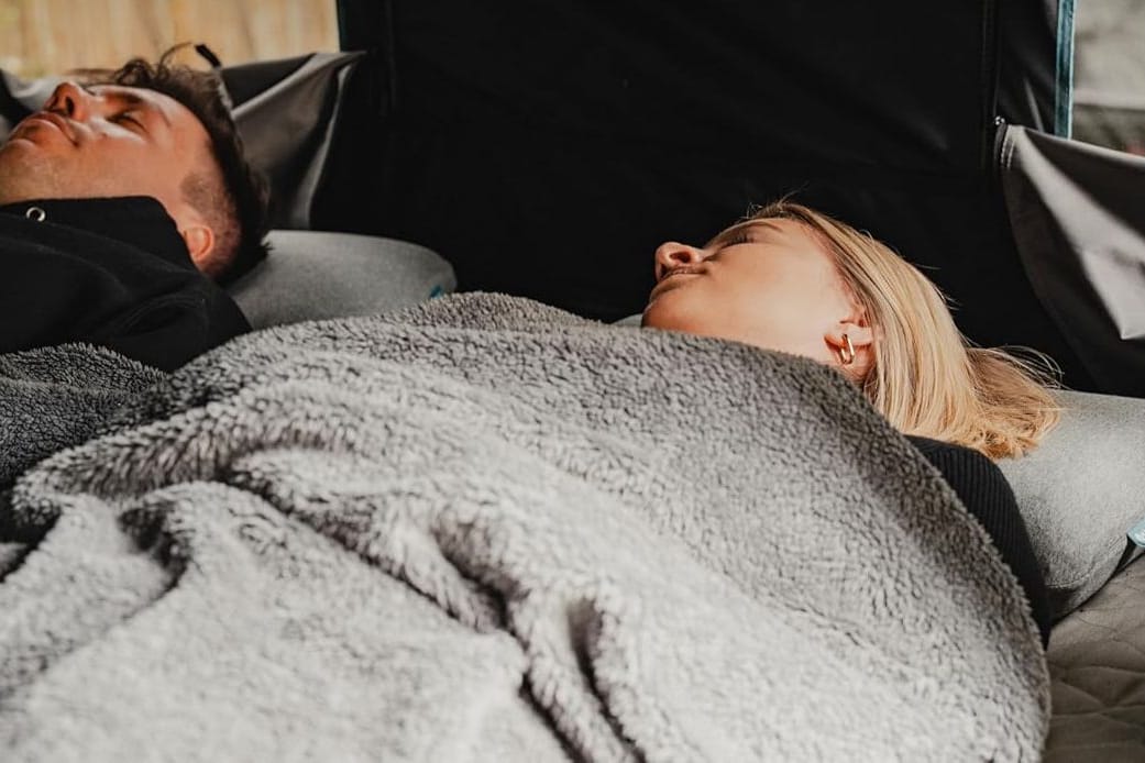 Das Reisekissen von Naturbummler ist aus Memory Foam gearbeitet und damit besonders bequem.