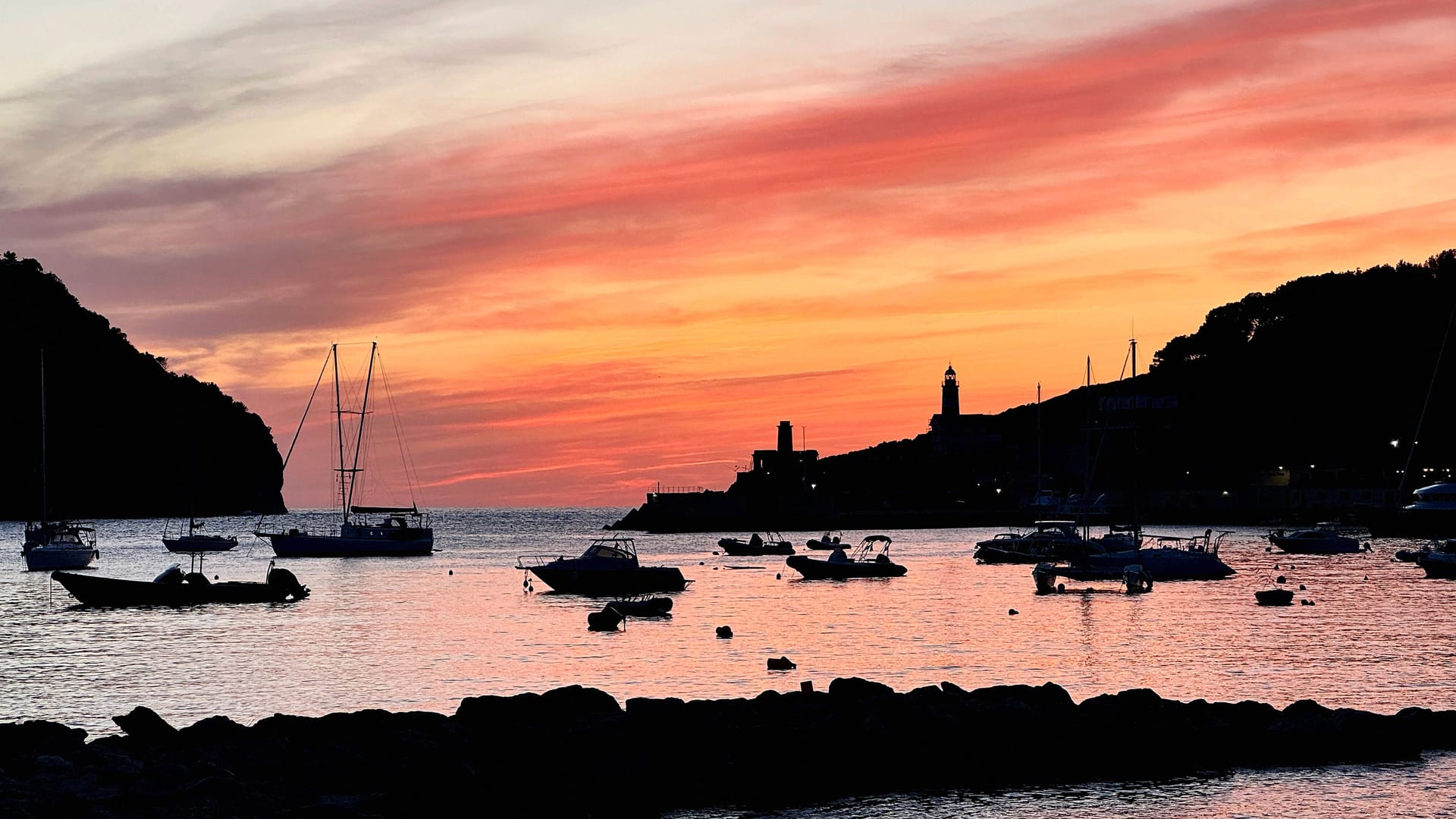 Sonnenuntergang in der Bucht von Port de Soller, Mallorca (Archivbild): Ein Kleinflugzeug stürzte nach spektakulären Manövern ins Meer.