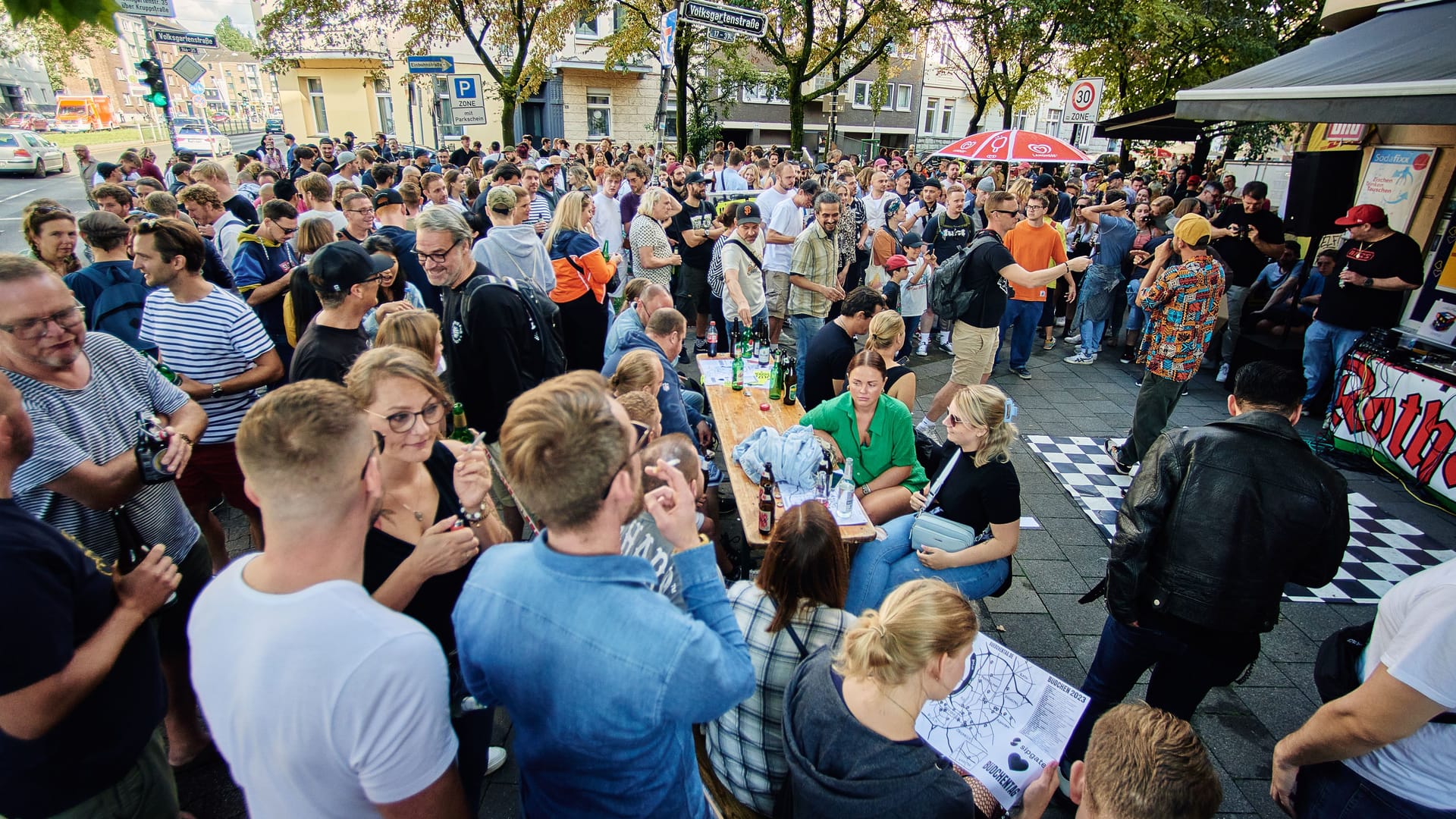 Düsseldorfer Büdchentag an der Volksgartenstraße: Auch in diesem August wird wieder gefeiert.