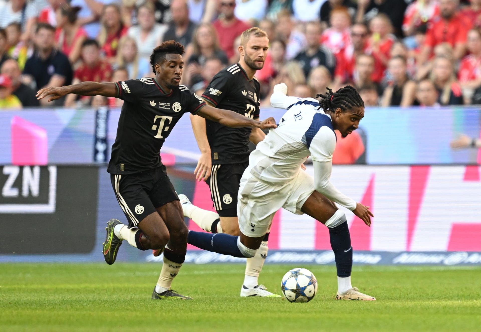 Kingsley Coman (bis 67.): Bereitete Goretzkas Chancen mit vor (35.), 38.). Brachte Kanes verunglückten Schuss nicht mehr aufs Tor (43.). Leitete Olises Großchance ein (50.). Krönte seine starke Leistung mit einem Arjen-Robben-Gedächtnis-Traumtor mit seinem "schwachen" linken Fuß. Hat das Startelfduell mit Serge Gnabry für sich entschieden. Note 1