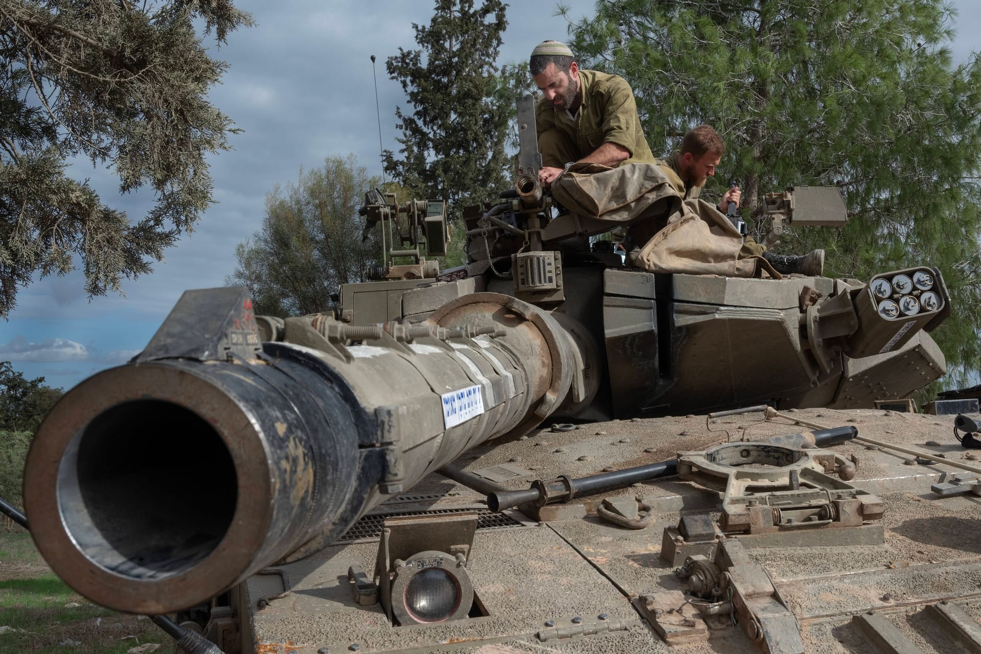 Israelische Soldaten auf einem Merkava Panzer (Archivbild): Teile dieses Panzers werden in Deutschland gefertigt.