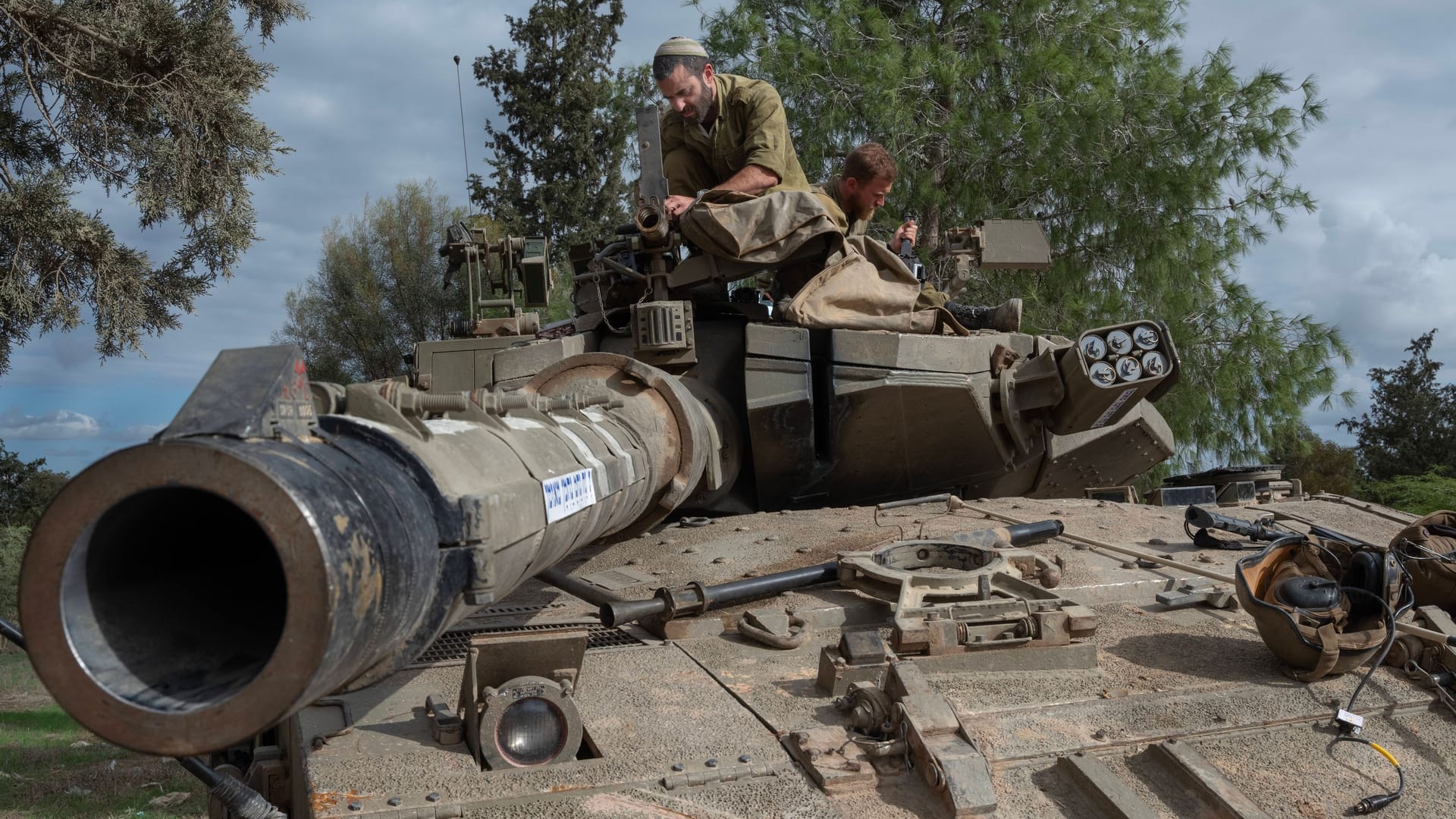 Israelische Soldaten auf einem Merkava Panzer (Archivbild): Teile dieses Panzers werden in Deutschland gefertigt.