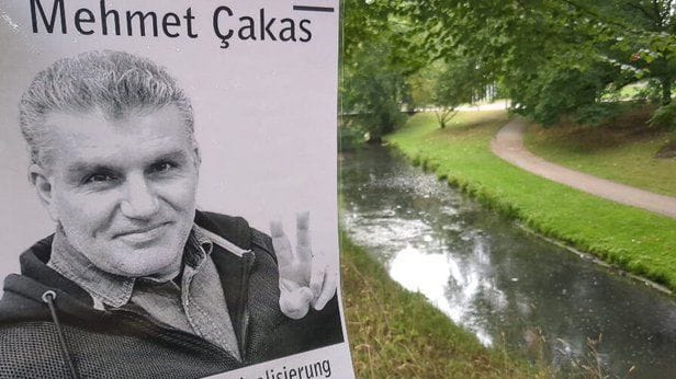 Mehmet Çakas auf einem Protestplakat: Die Konföderation der Gemeinschaften Kurdistans in Deutschland (KON-MED) fordert einen Stopp des Abschiebeverfahrens. Mehmet Çakas auf einem Protestplakat: Die Konföderation der Gemeinschaften Kurdistans in Deutschland (KON-MED) fordert einen Stopp des Abschiebeverfahrens.