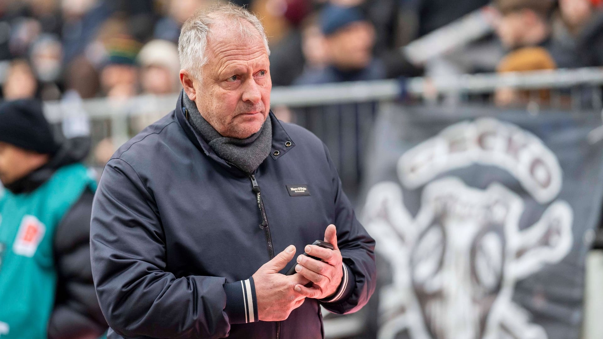 Sky-Kommentator Hansi Küpper bei einem Bundesliga-Spiel am Hamburger Millerntor.