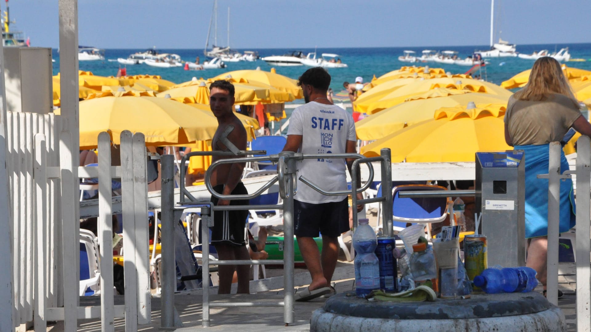 Der Mondello-Strand in Palermo: Ein Drehkreuz reguliert den Zugang.