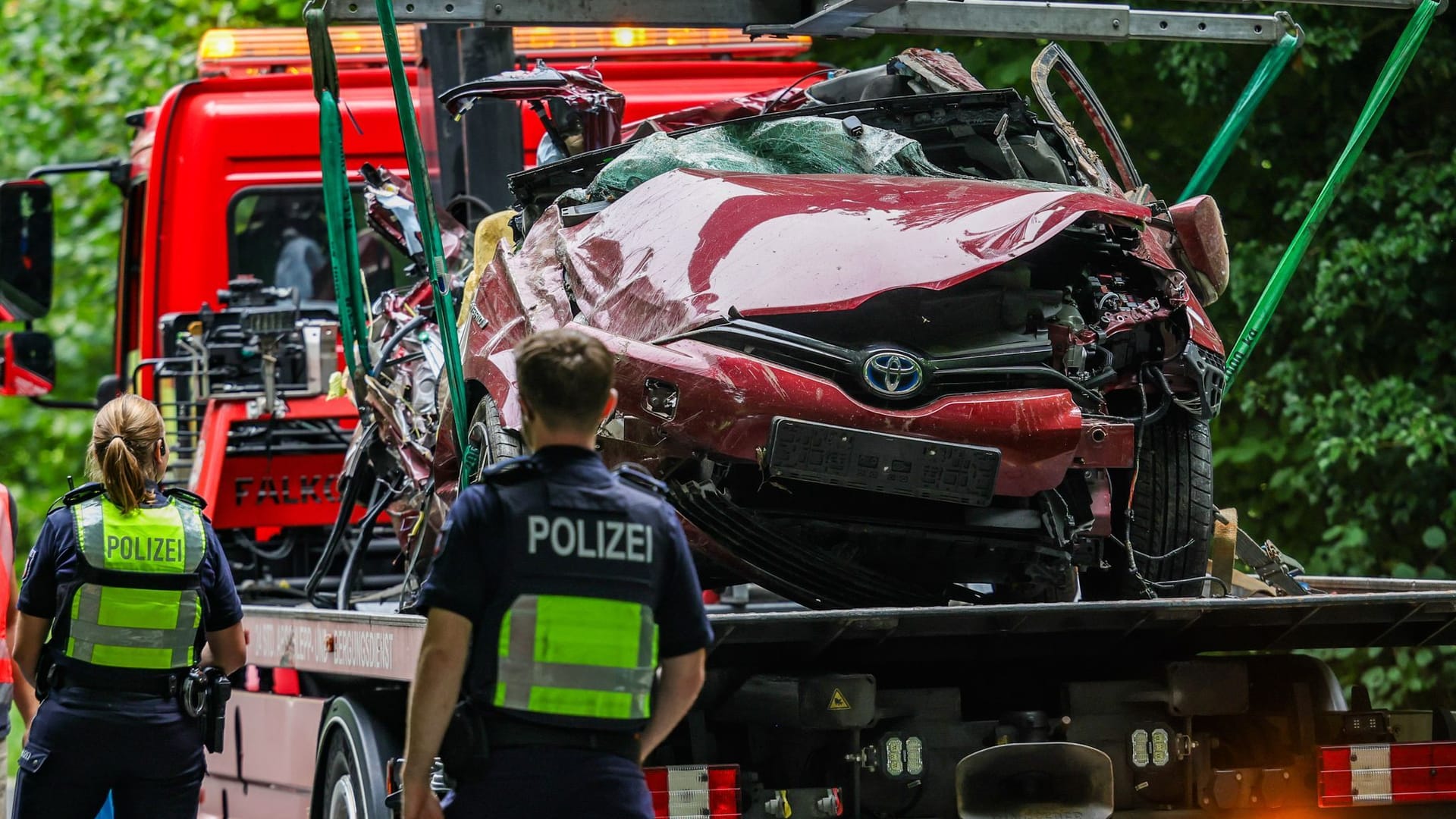 Das Autowrack steht nach der Bergung auf einem Abschleppfahrzeug: Die Polizei ermittelt zu den Hintergründen nach dem tödlichen Unfall in Kürten.