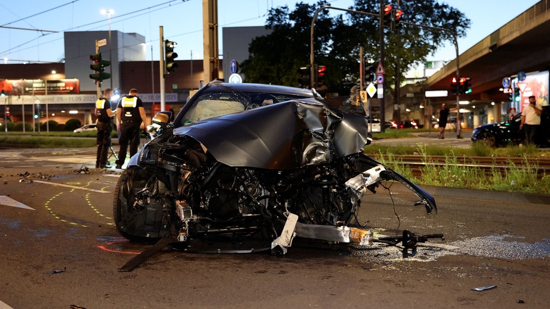 Der verunglückte BMW in Köln: Die Raserei endete für eine Gruppe von Teenagern mit einem Unfall.