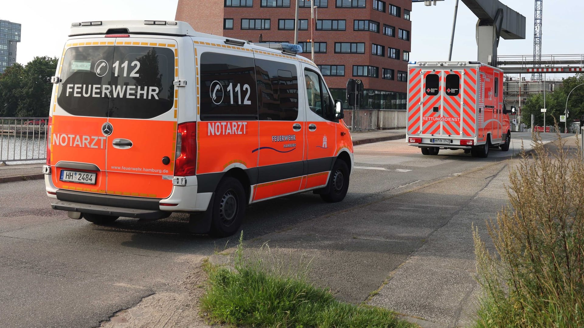 Notarzt und Rettungswagen auf der Lotsekanal-Klappbrücke: Eine Frau hat dort am Samstagmorgen überraschend ein Kind geboren. Notarzt und Rettungswagen auf der Lotsekanal-Klappbrücke: Eine Frau hat dort am Samstagmorgen überraschend ein Kind geboren.