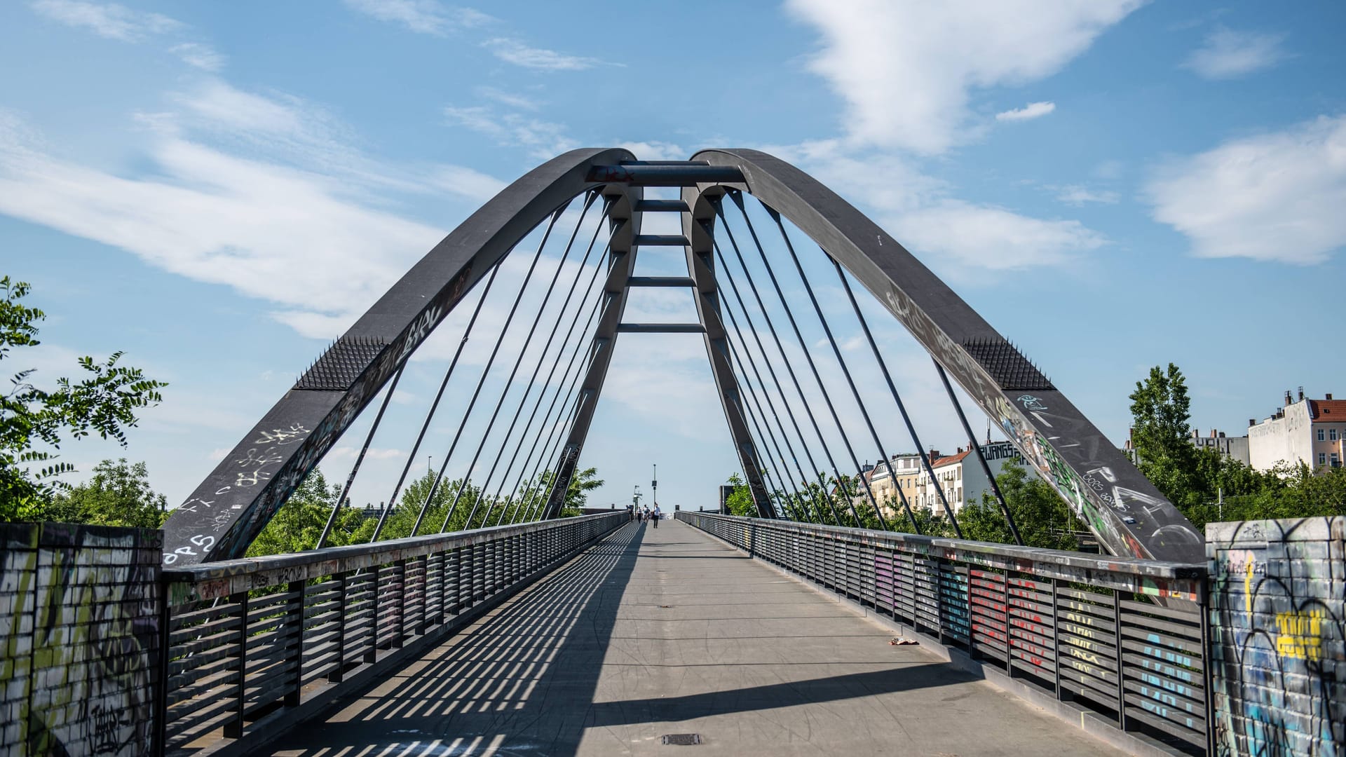 Schwedter Steg (Archivbild): Wegen der Wetterlage verzögerte sich die Eröffnung der Fußgängerbrücke. Schwedter Steg (Archivbild): Wegen der Wetterlage verzögerte sich die Eröffnung der Fußgängerbrücke.