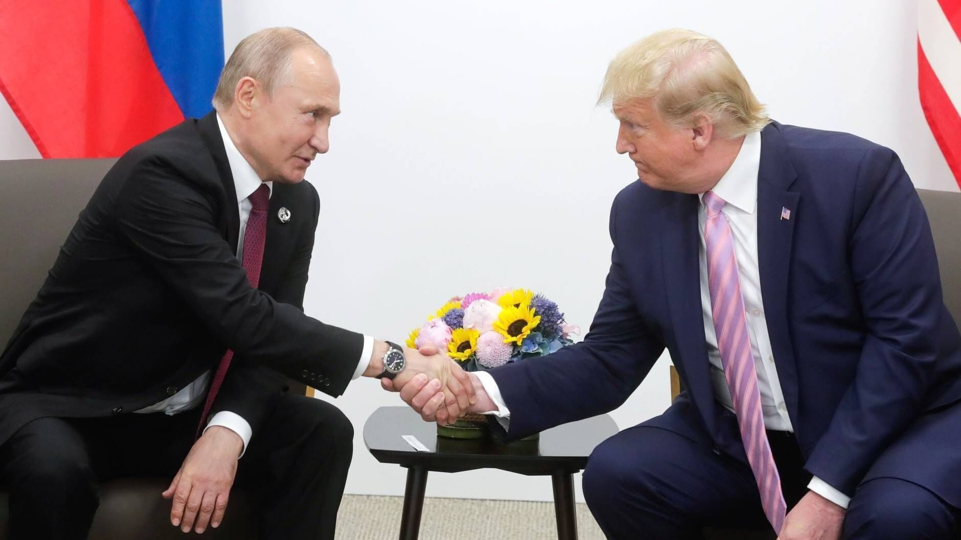 Wladimir Putin und Donald Trump bei einem Treffen im Jahr 2019 (Archivbild): Laut einem Bericht wollen die USA und Russland, dass sich die Ukraine aus zwei von Russland teilweise besetzten Regionen zurückziehen.