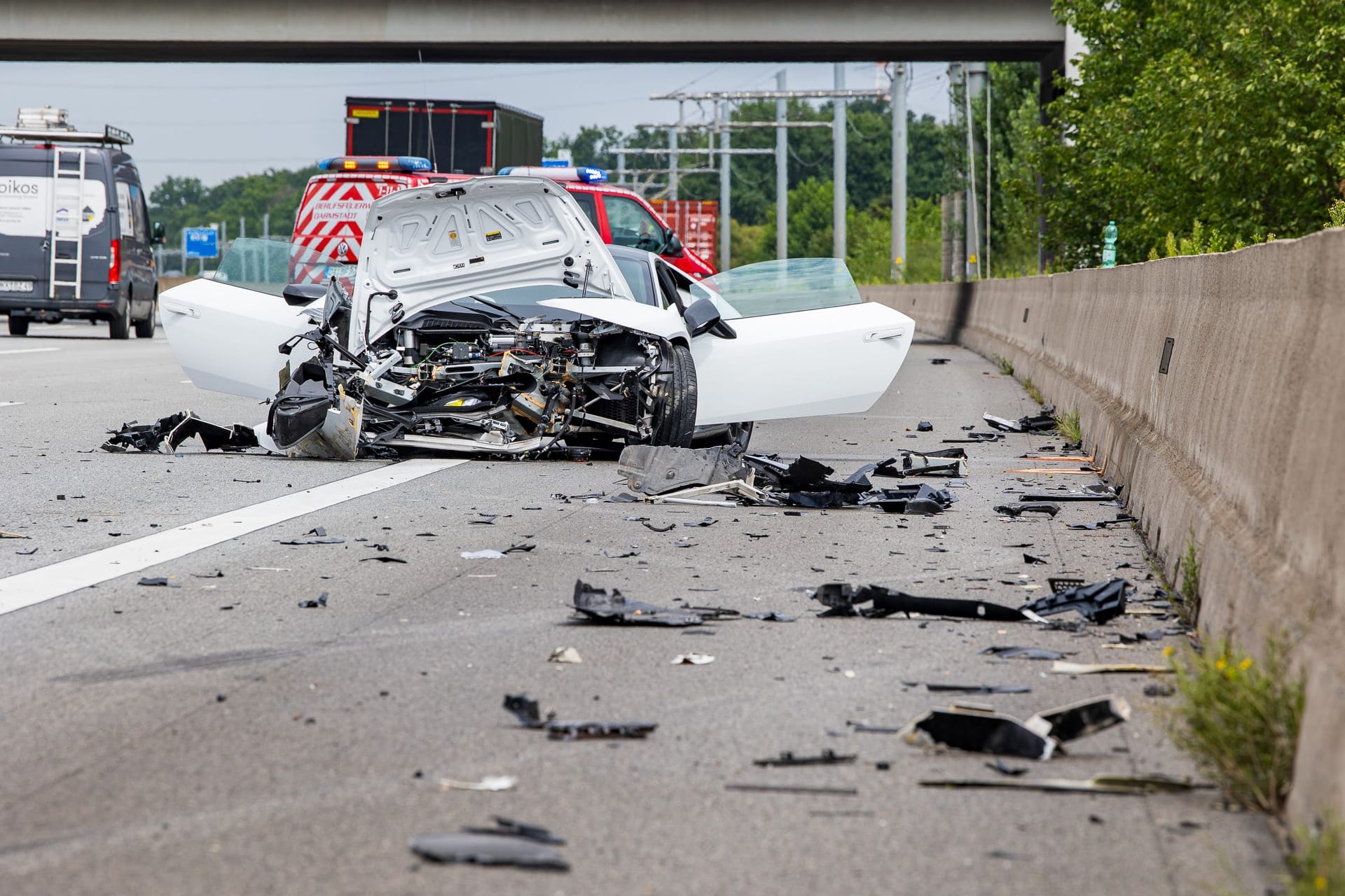 Der zerstörte Lamborghini: Durch den Unfall kam es zeitweise zu Verkehrsbehinderungen auf der A5.