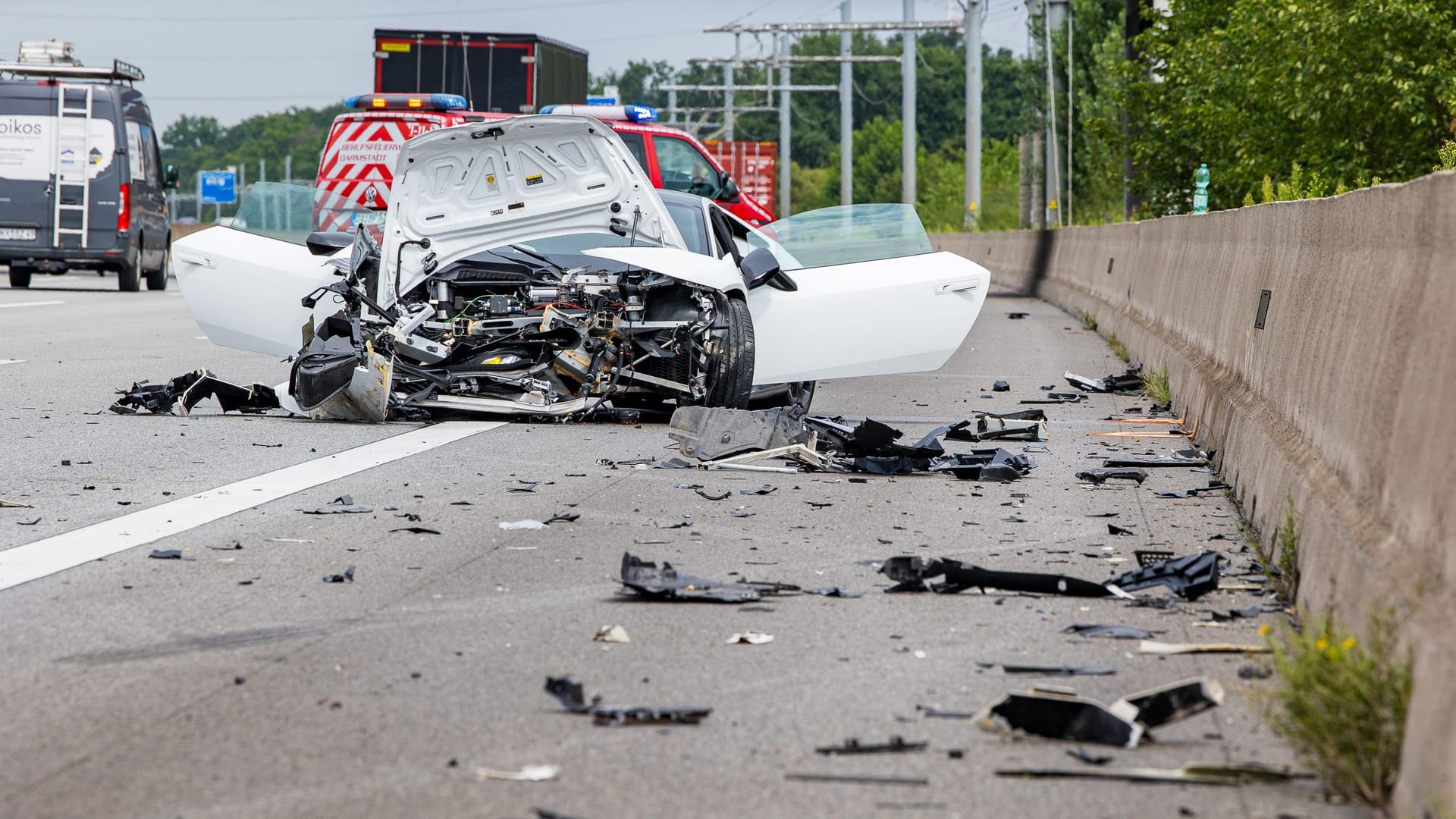 Der zerstörte Lamborghini: Durch den Unfall kam es zeitweise zu Verkehrsbehinderungen auf der A5. Der zerstörte Lamborghini: Durch den Unfall kam es zeitweise zu Verkehrsbehinderungen auf der A5.