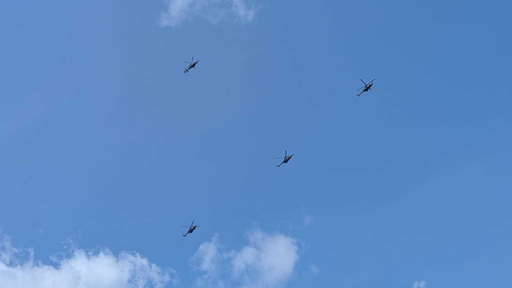Bundespolizei-Helikopter über Köln: Das Manöver ließ viele Menschen aufschauen.
