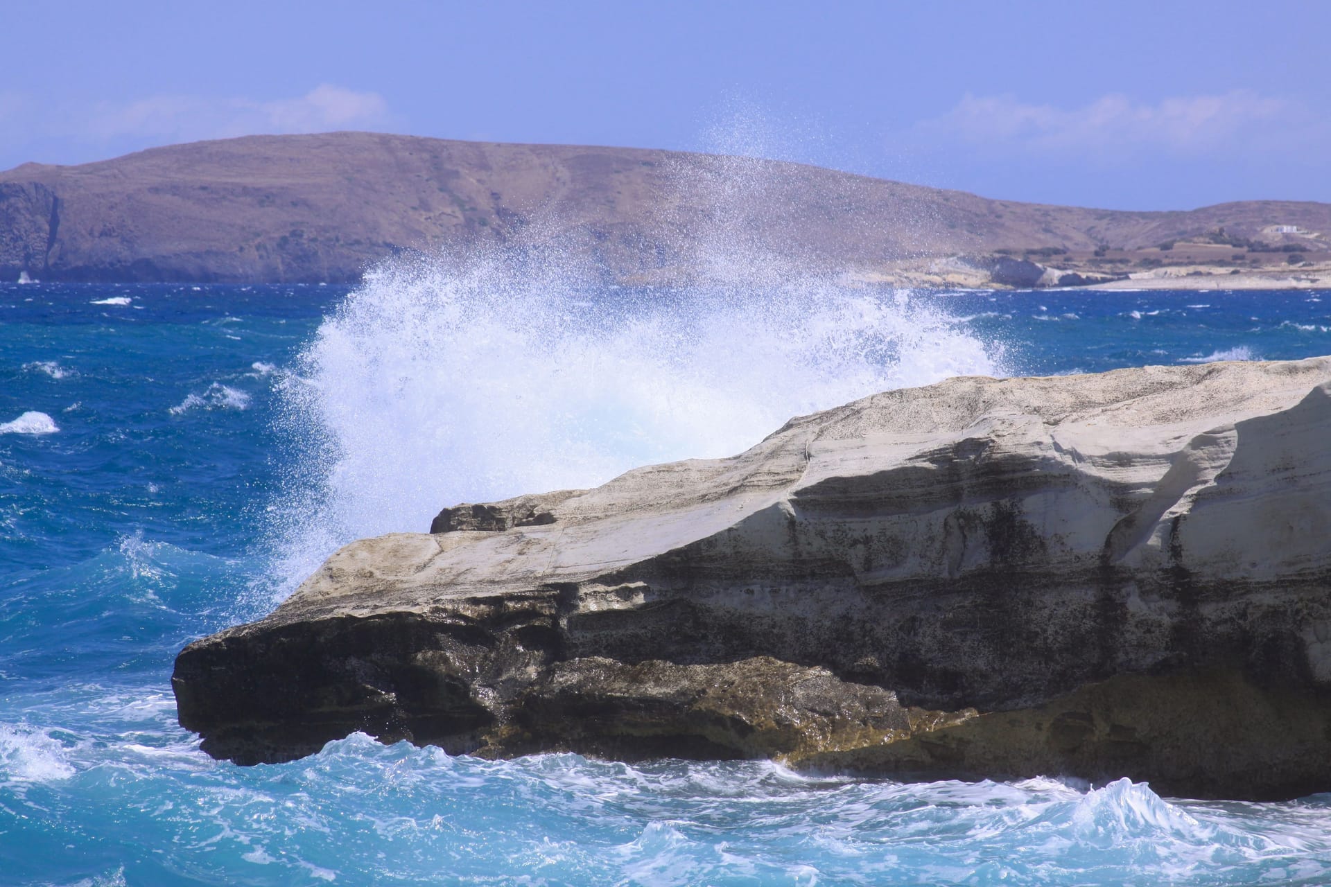 Ein Felsen am Strand von Sarakiniko auf der griechischen Insel Milos (Archivbild): Hier kamen eine Frau und ein Mann ums Leben.