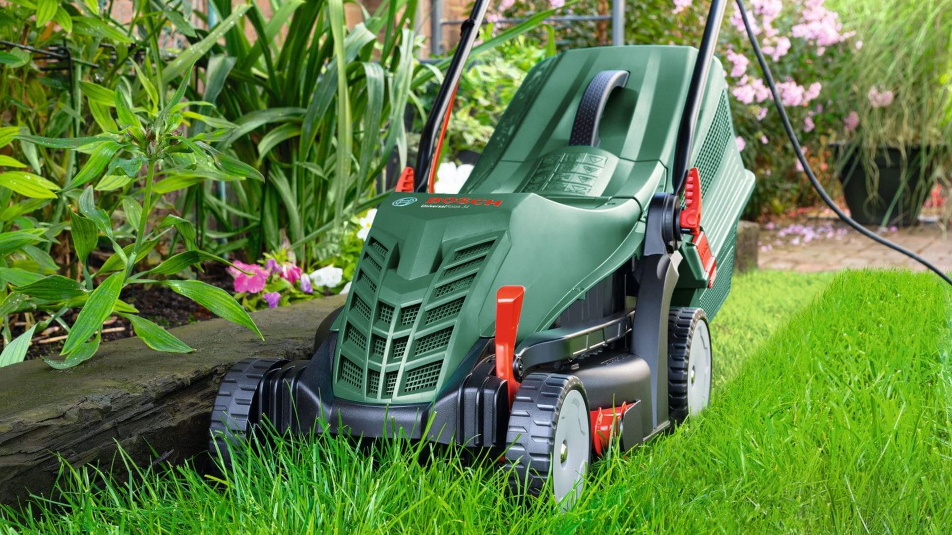 Kraftvoll, leicht und kompakt: Der Bosch-Mäher überzeugt mit 1.300 Watt und einfachem Handling. Jetzt zum Bestpreis erhältlich.
