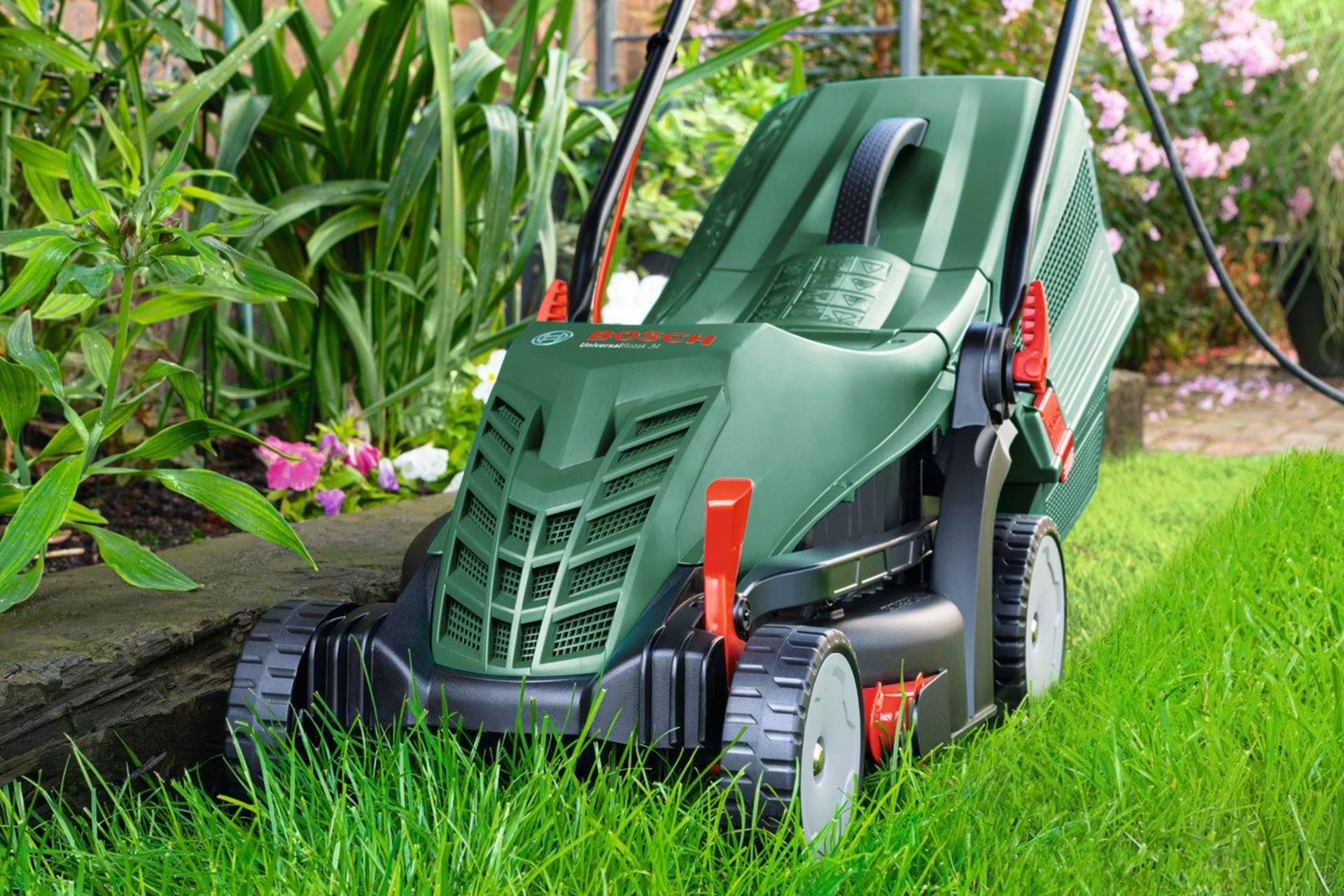 Kraftvoll, leicht und kompakt: Der Bosch-Mäher überzeugt mit 1.300 Watt und einfachem Handling. Jetzt zum Bestpreis erhältlich.