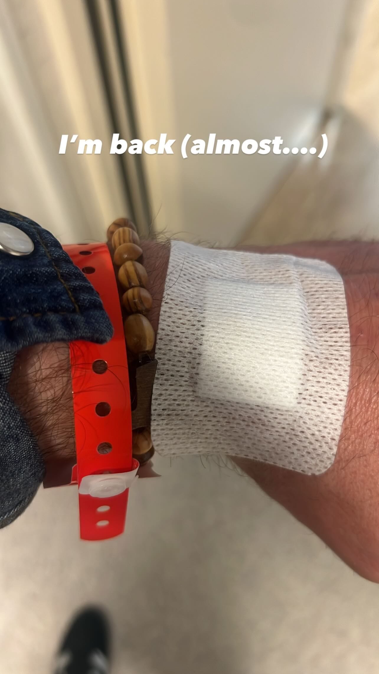 Tomaso Trussardi zeigt sich mit einem Pflaster am Handgelenk in einer Instagram-Story.