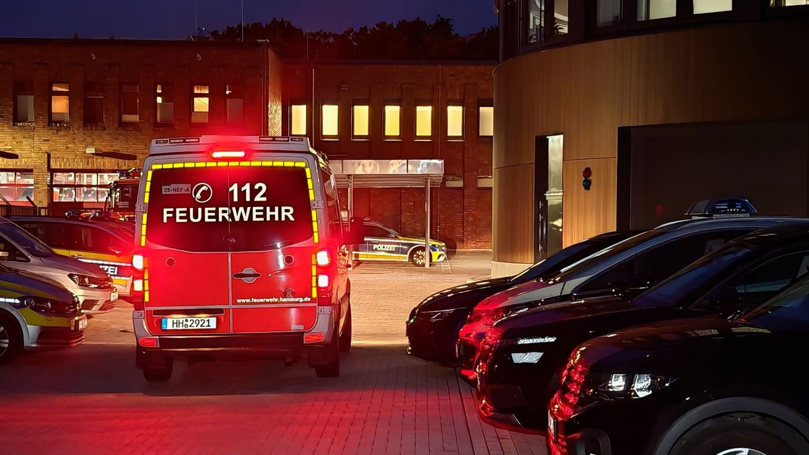 Ein Rettungswagen vor der Bergedorfer Wache: Dort brach ein Jugendlicher nach einem Einsatz zusammen. Ein Rettungswagen vor der Bergedorfer Wache: Dort brach ein Jugendlicher nach einem Einsatz zusammen.