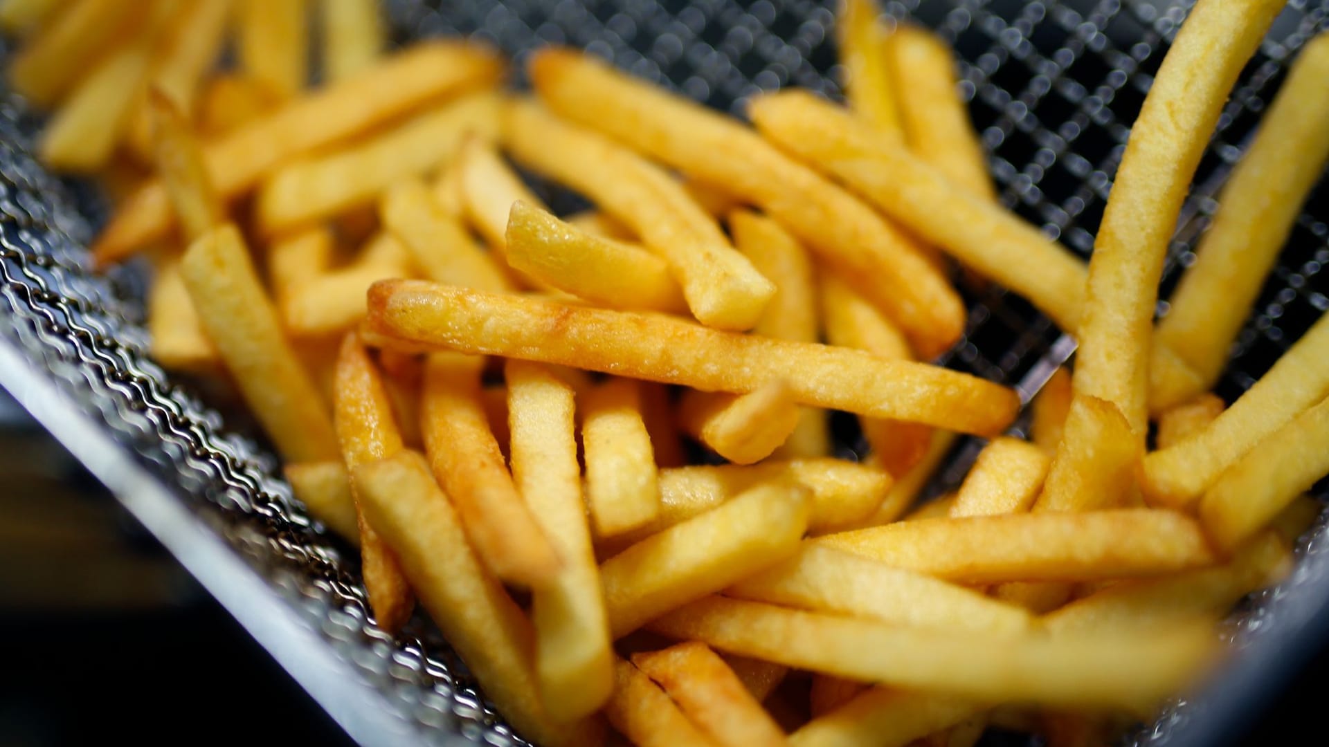 Pommes in der Fritteuse