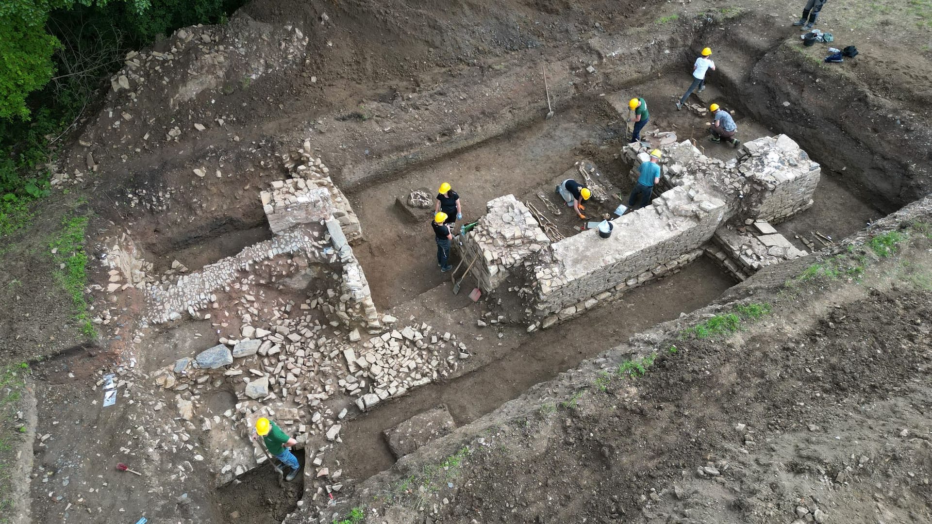 Am ehemaligen Kloster Himmelpforte bei Wernigerode (Archivbild): Archäologen entdeckten hier meterhohe Mauern. Am ehemaligen Kloster Himmelpforte bei Wernigerode (Archivbild): Archäologen entdeckten hier meterhohe Mauern.