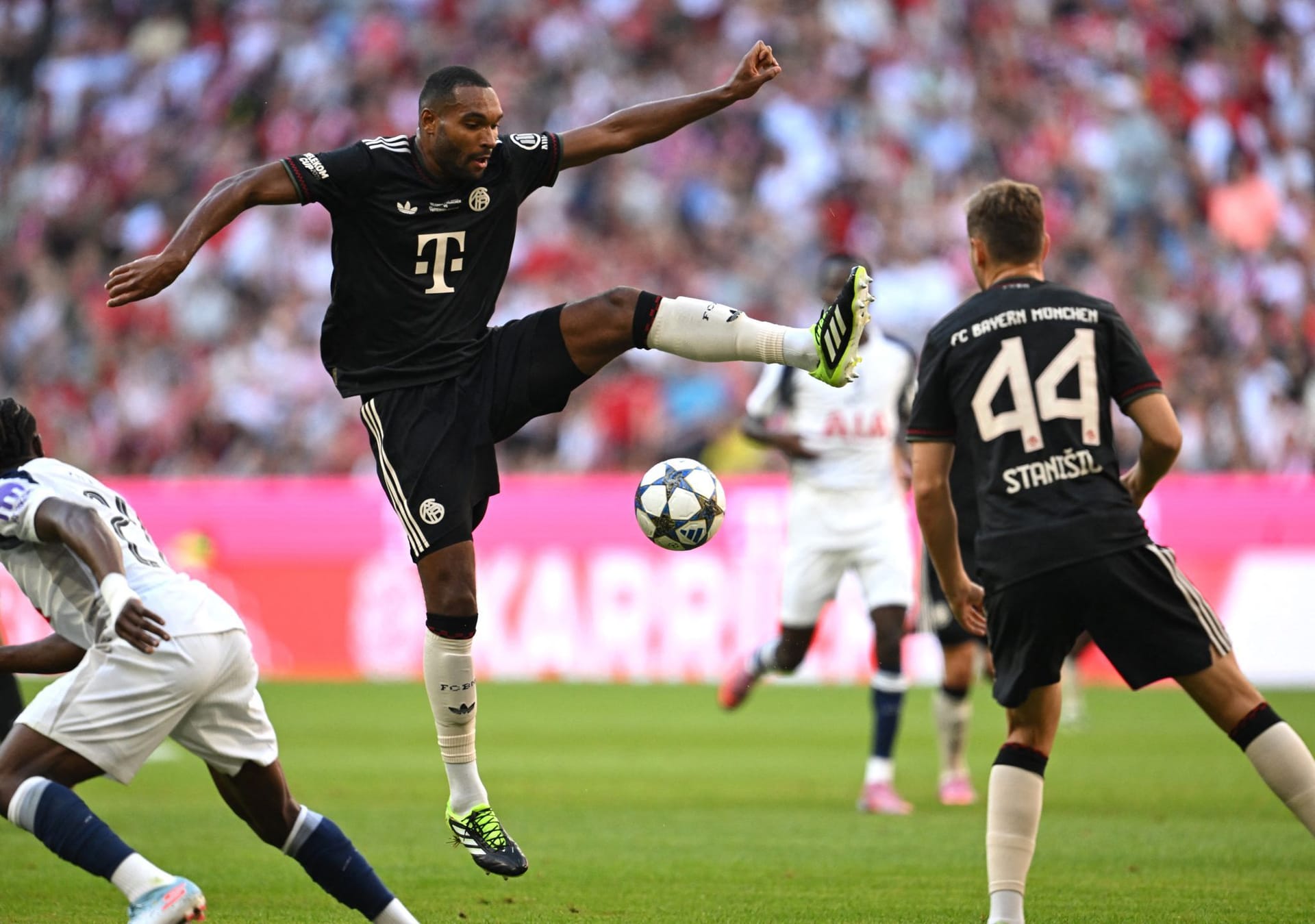 Jonathan Tah (bis 67.): Durfte sich wie zuletzt schon bei der Klub-WM weiter mit Upamecano im Abwehrzentrum einspielen. Strahlte Ruhe und Souveränität aus. Klärte mit einem starken Tackling und blockte den Ball direkt danach mit der Brust (49.). Der Neuzugang ist direkt auf dem Weg zum Abwehrboss. Note 2