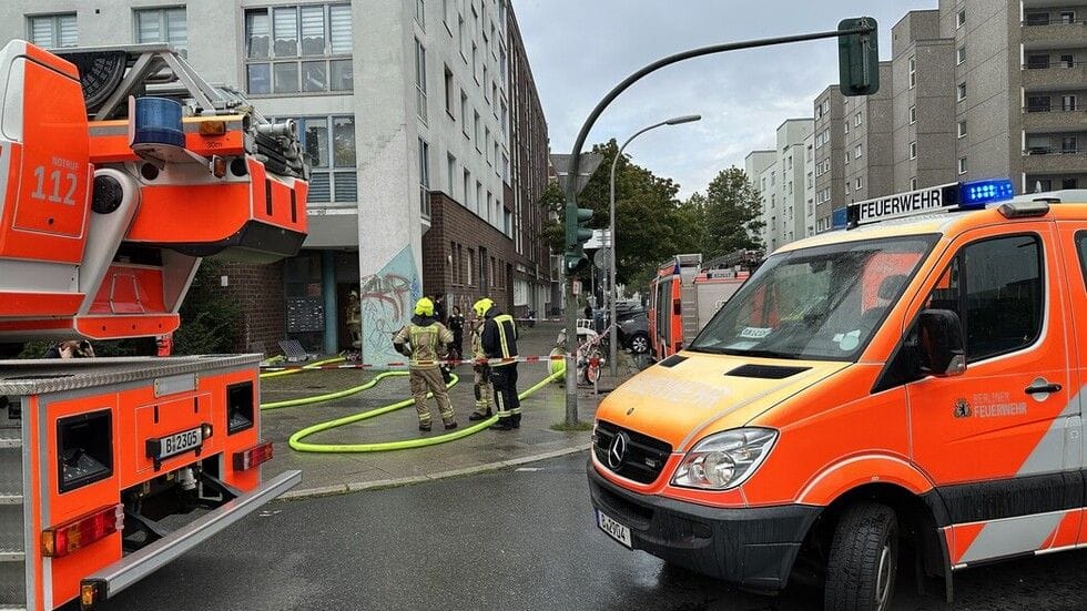 Einsatzkräfte in der Brunnenstraße: Rund anderthalb Stunden dauerten die Löscharbeiten. Einsatzkräfte in der Brunnenstraße: Rund anderthalb Stunden dauerten die Löscharbeiten.