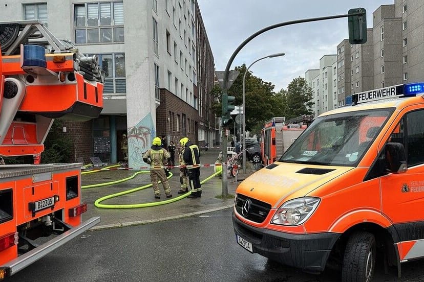 Einsatzkräfte in der Brunnenstraße: Rund anderthalb Stunden dauerten die Löscharbeiten.