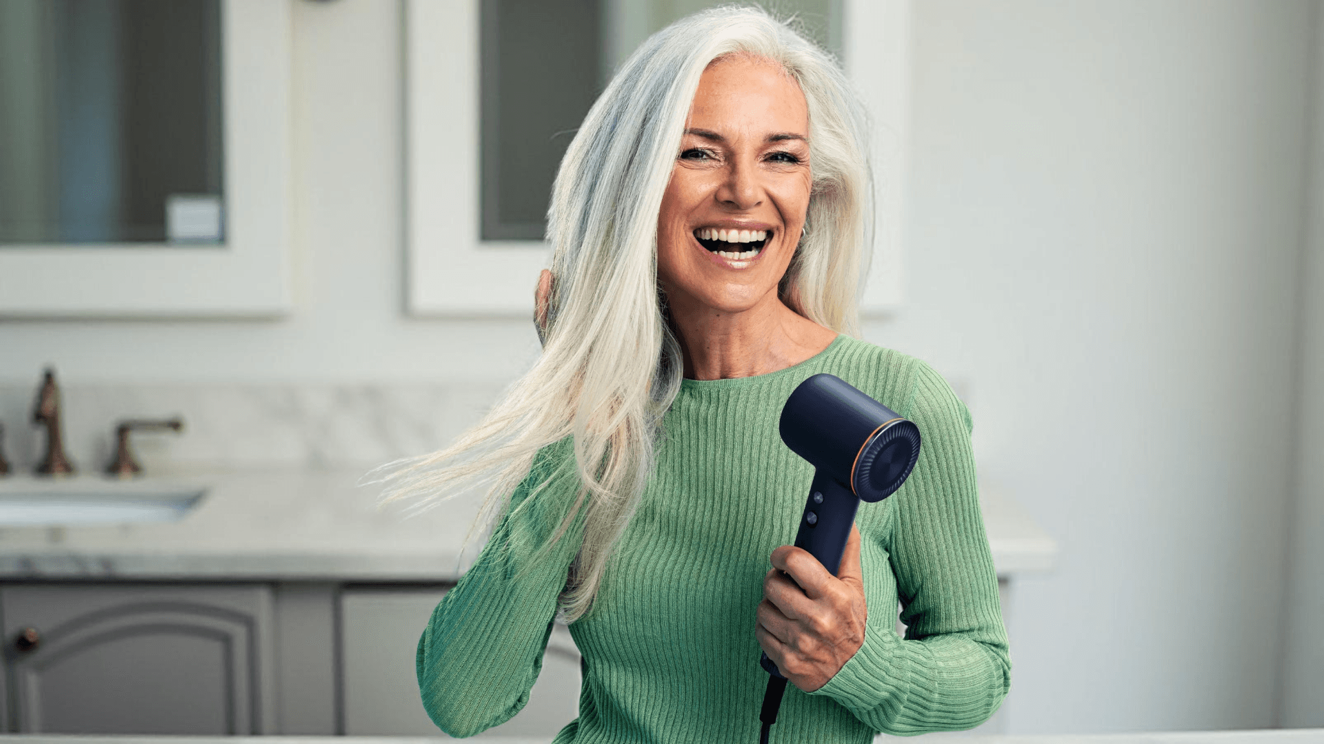 Ein Ionen-Föhn kann dabei helfen, die Haare zu glätten.
