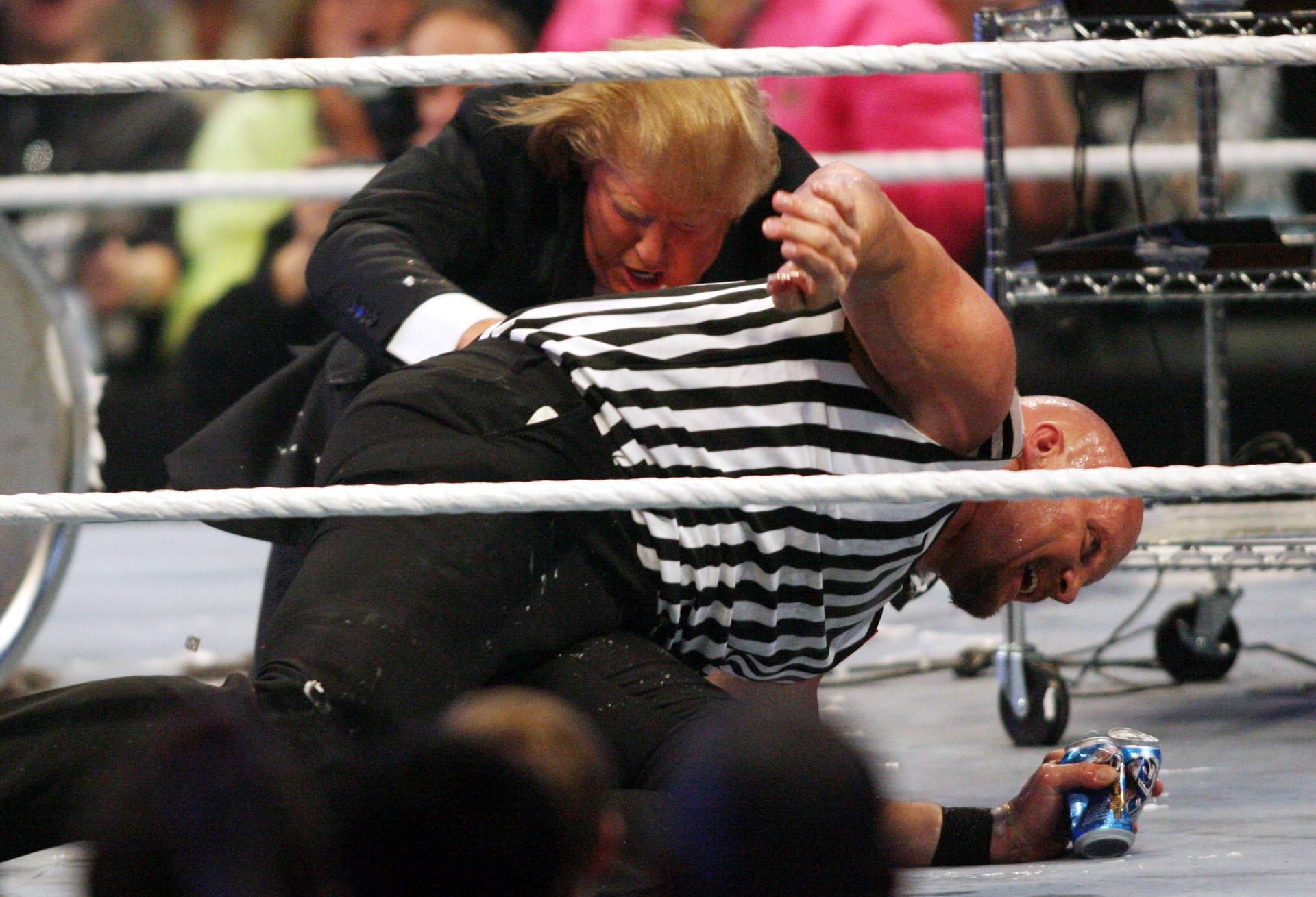 Donald Trump knöpft sich 2007 bei der "Battle of the Billionaires" den Ringrichter Stone Cold Steve Austin vor.