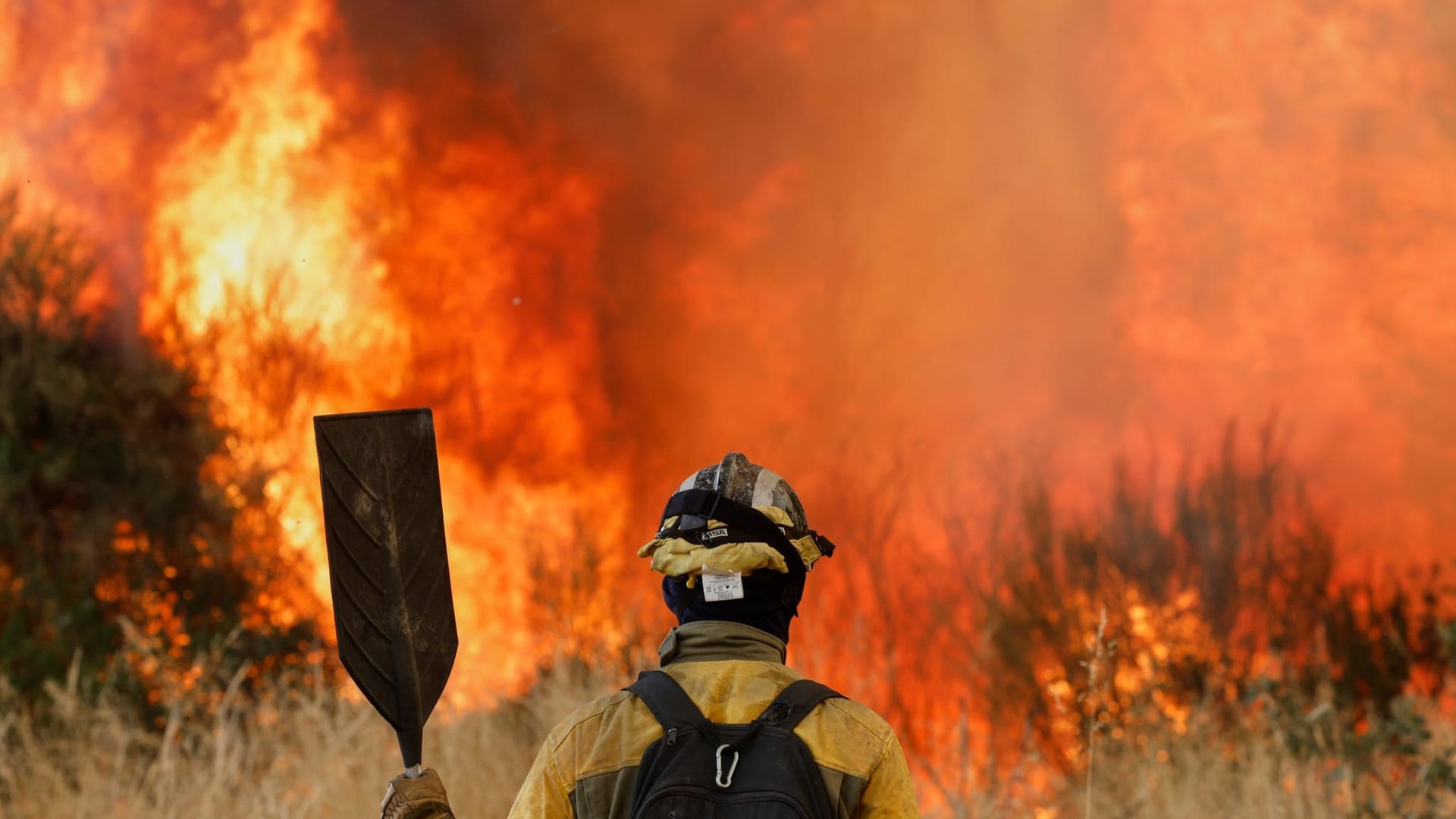 Ein Feuerwehrmann vor einer Feuerwand in Veiga das Meas im Nordwesten Spaniens. Ein Feuerwehrmann vor einer Feuerwand in Veiga das Meas im Nordwesten Spaniens.