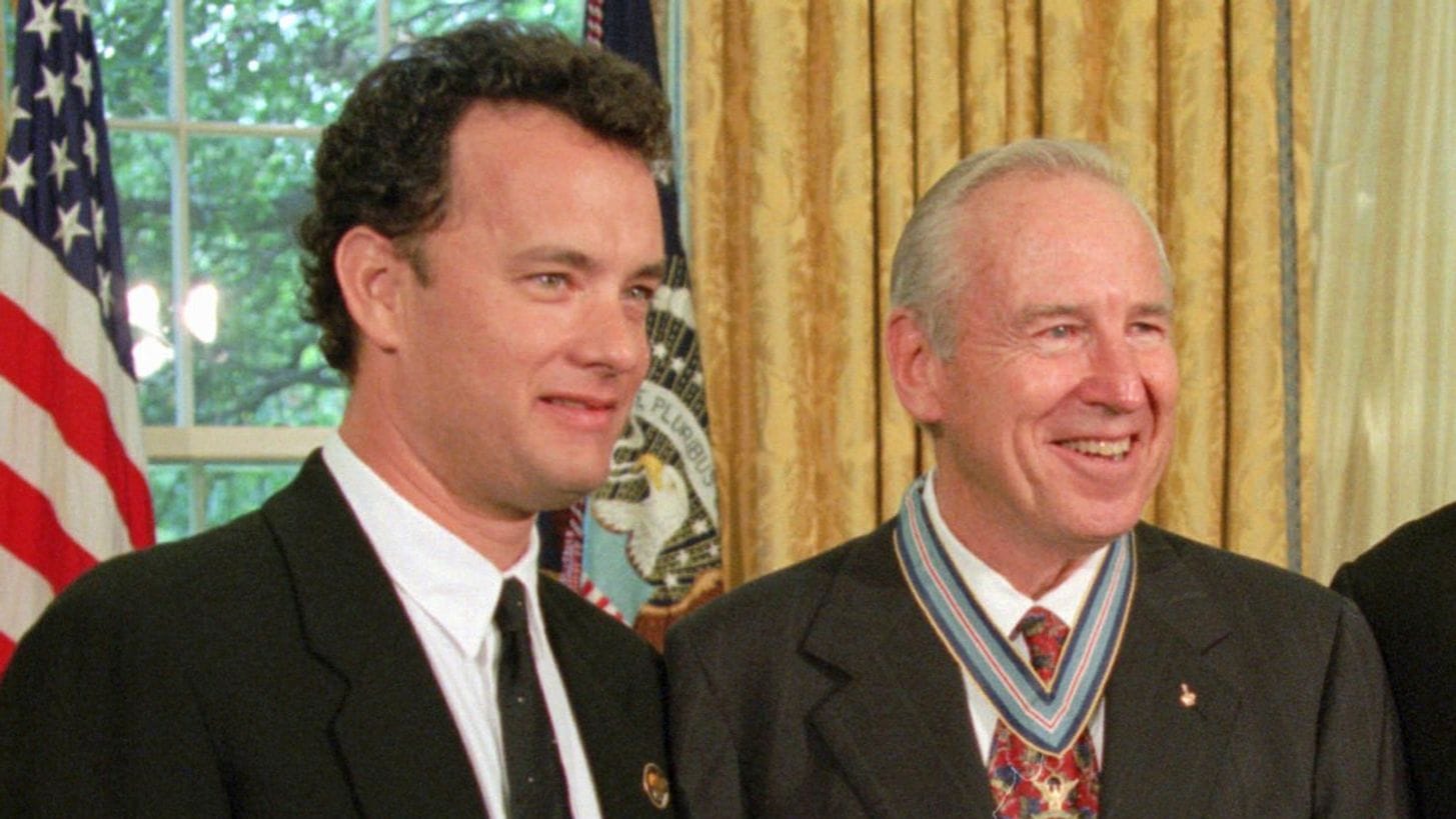 Tom Hanks (l.) und Jim Lovell: Der Schauspieler verkörperte den Astronauten im Film "Apollo 13". Tom Hanks (l.) und Jim Lovell: Der Schauspieler verkörperte den Astronauten im Film "Apollo 13".