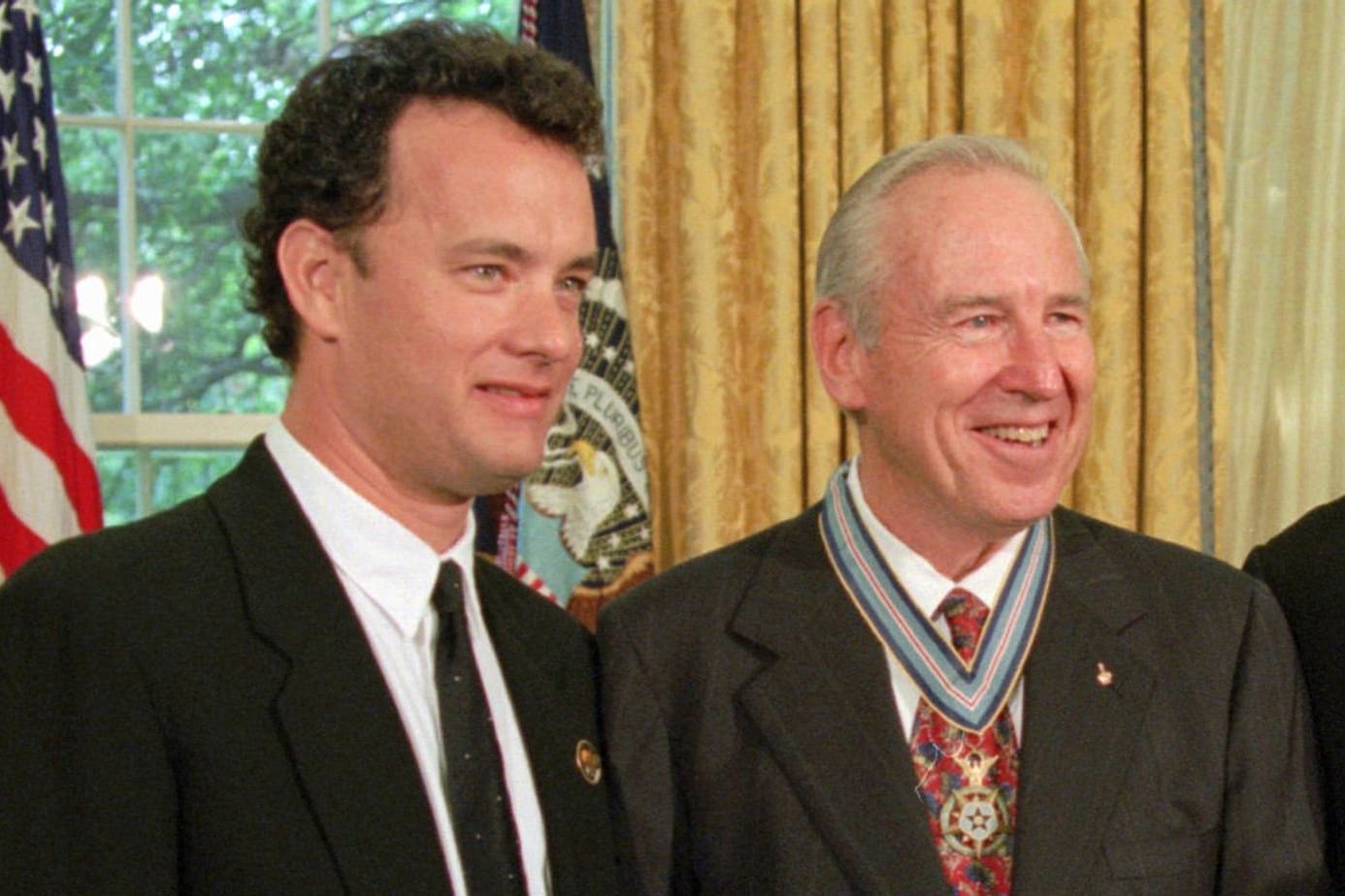 Tom Hanks (l.) und Jim Lovell: Der Schauspieler verkörperte den Astronauten im Film "Apollo 13".