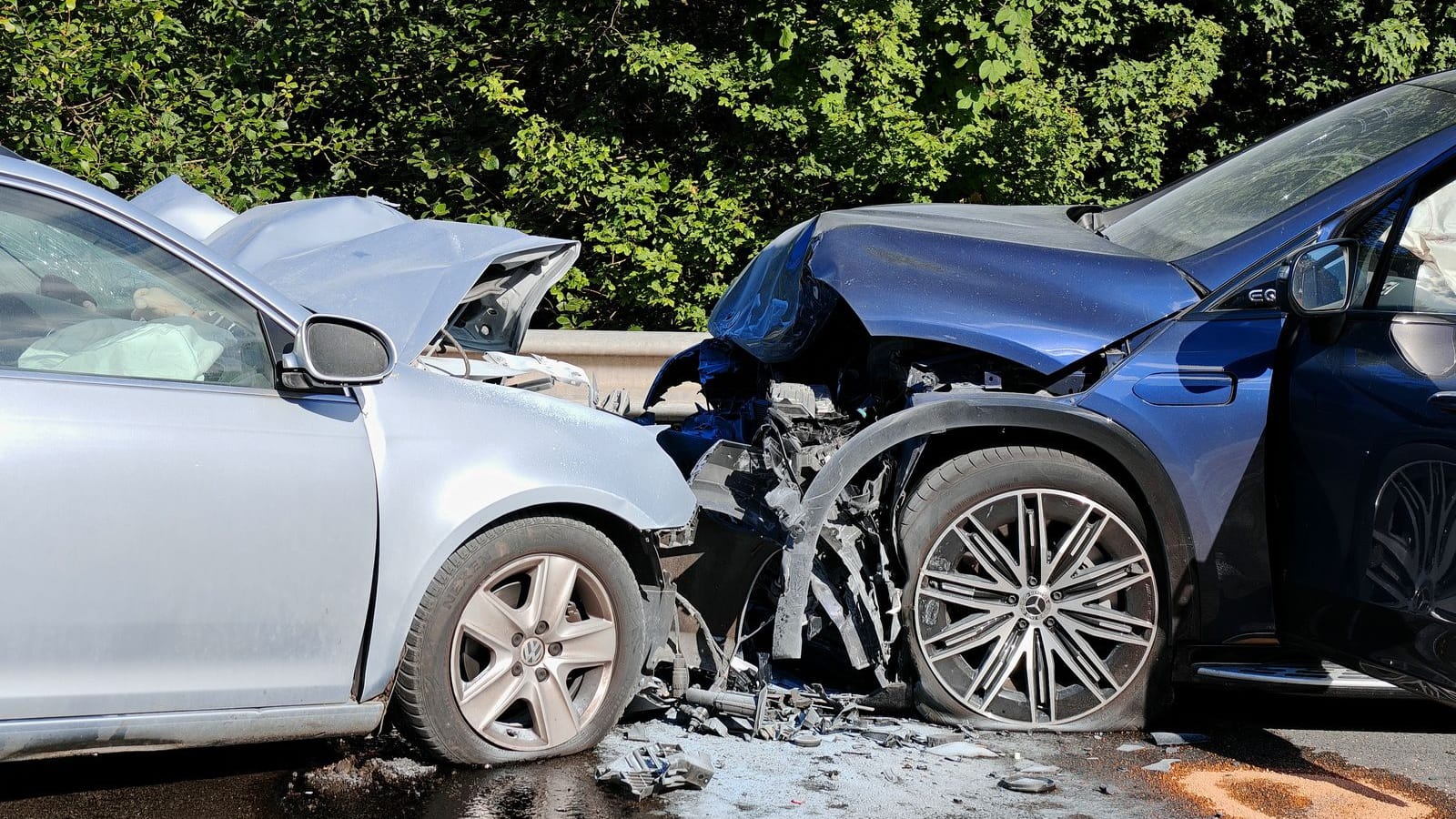 Die zwei am Unfall beteiligten Autos: Auf der K80 sind am Sonntag zwei Fahrzeuge zusammengestoßen, eine Frau starb noch an der Unfallstelle.